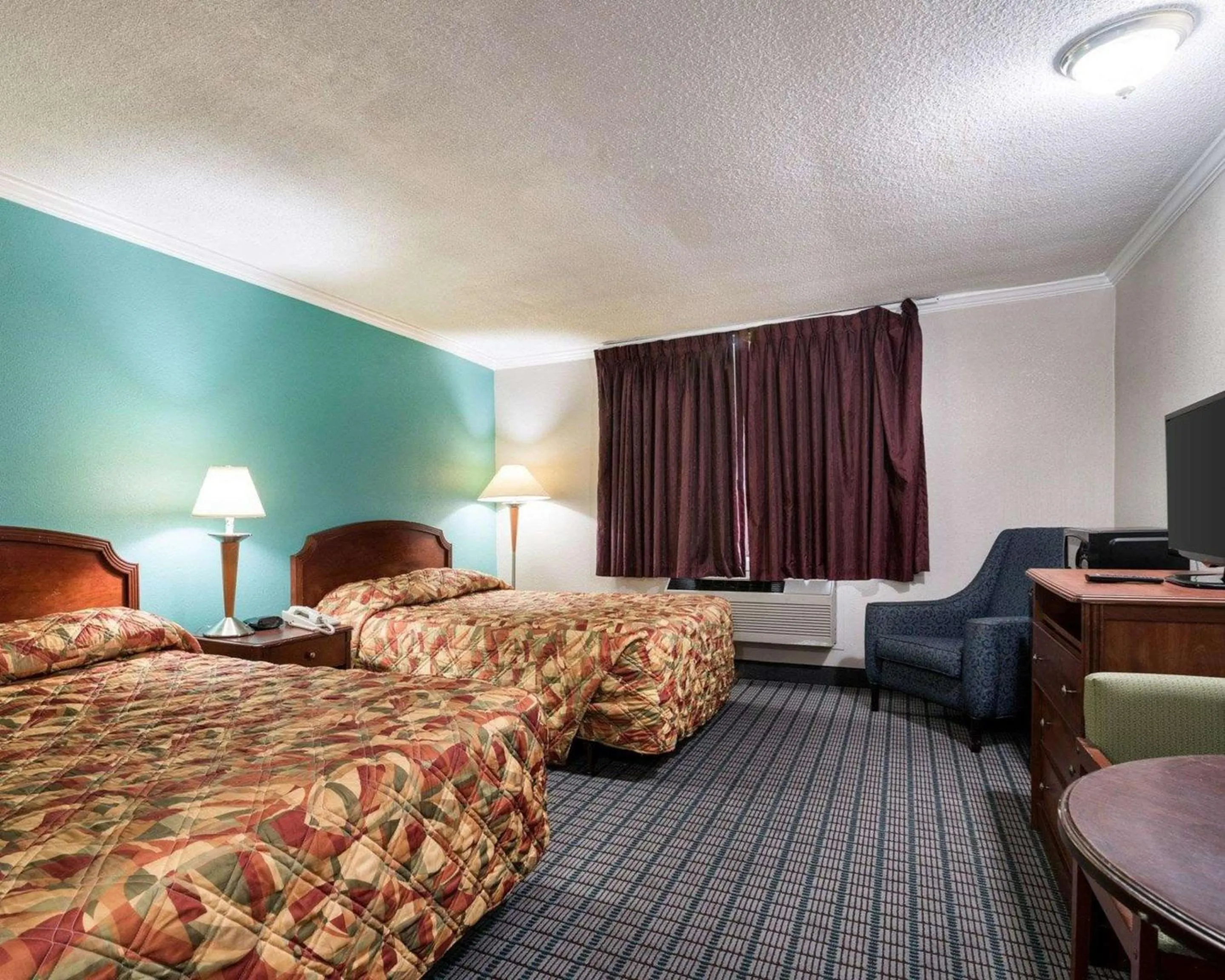 Photo of the whole room, Bed in Rodeway Inn Syracuse Carrier Circle