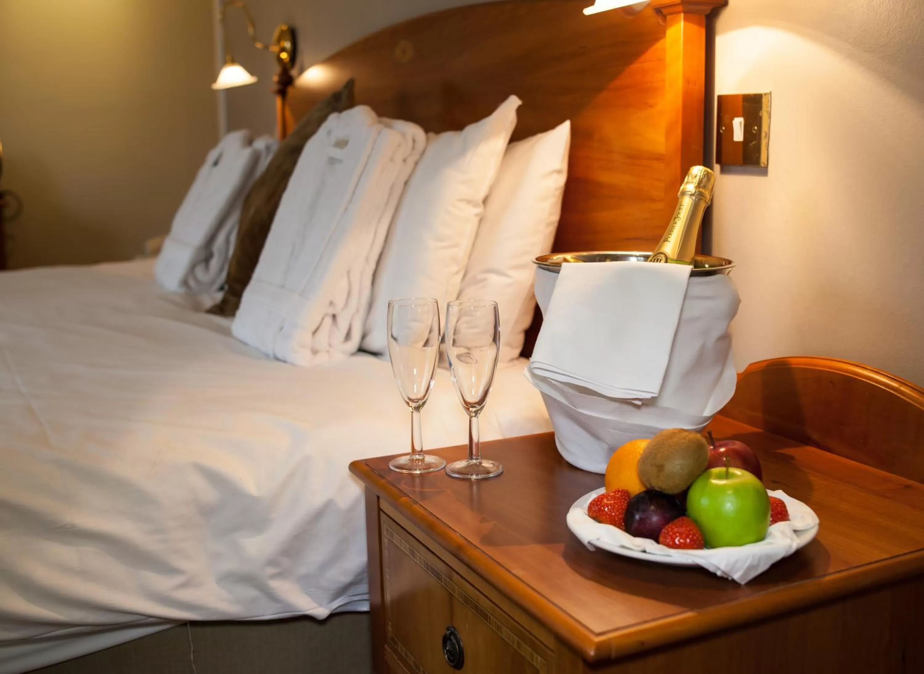 Alcoholic drinks, Bed in Warren Lodge