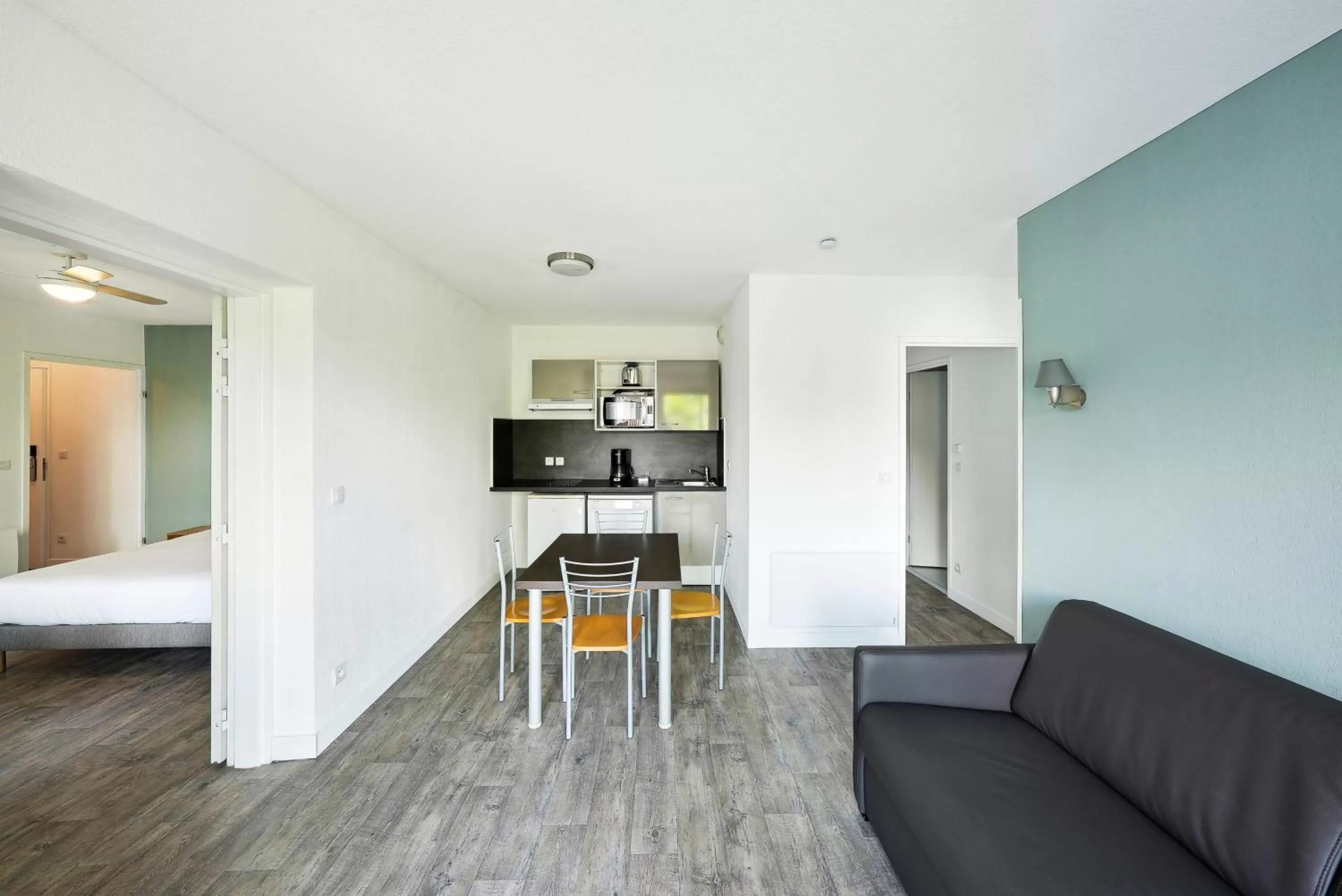 Kitchen or kitchenette, Bed in All Suites Appart Hôtel - Bassin d'Arcachon - Dune du Pilat