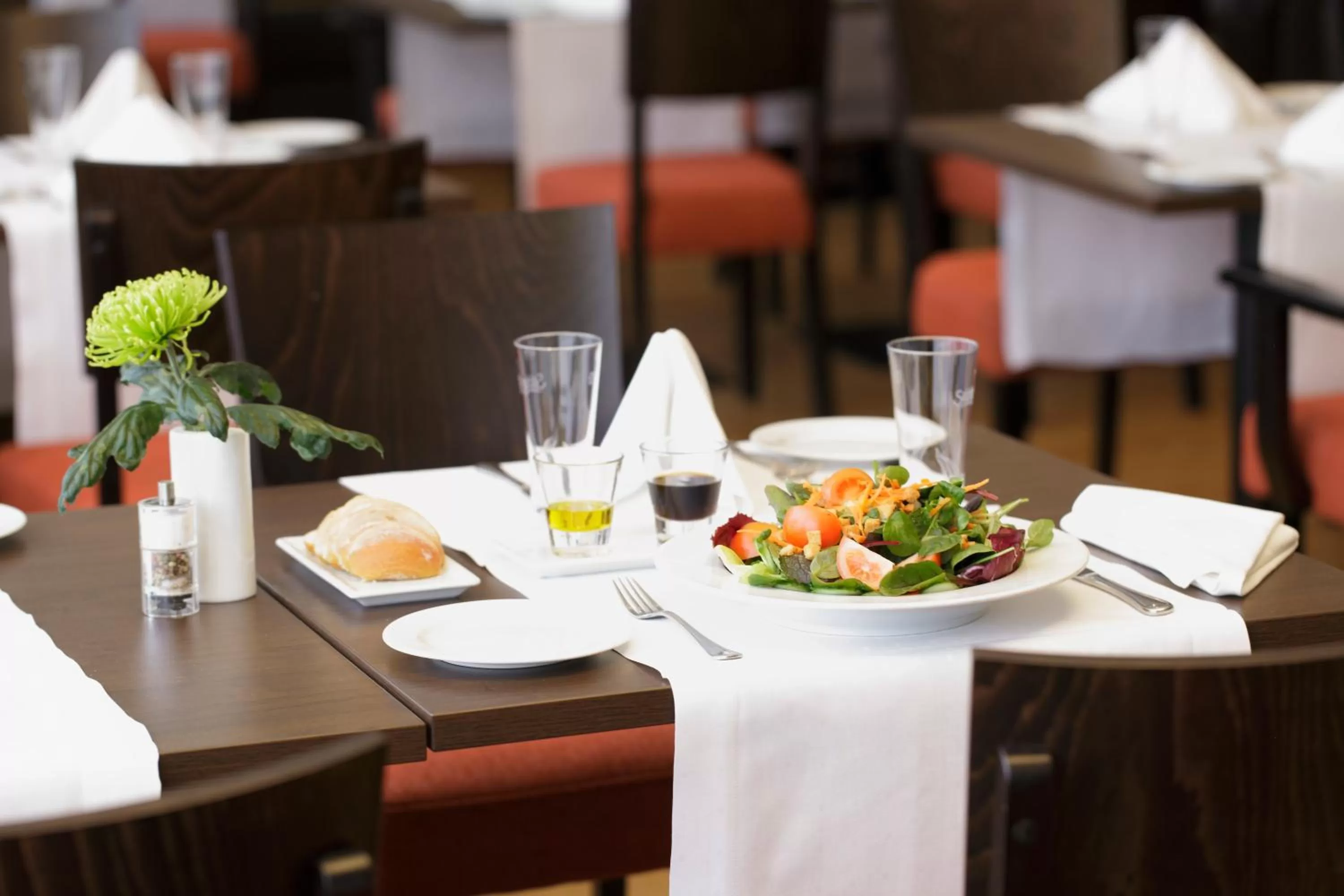 Restaurant/places to eat in SOALTEE Hotel by Trip Inn Frankfurt Messe Tagungshotel
