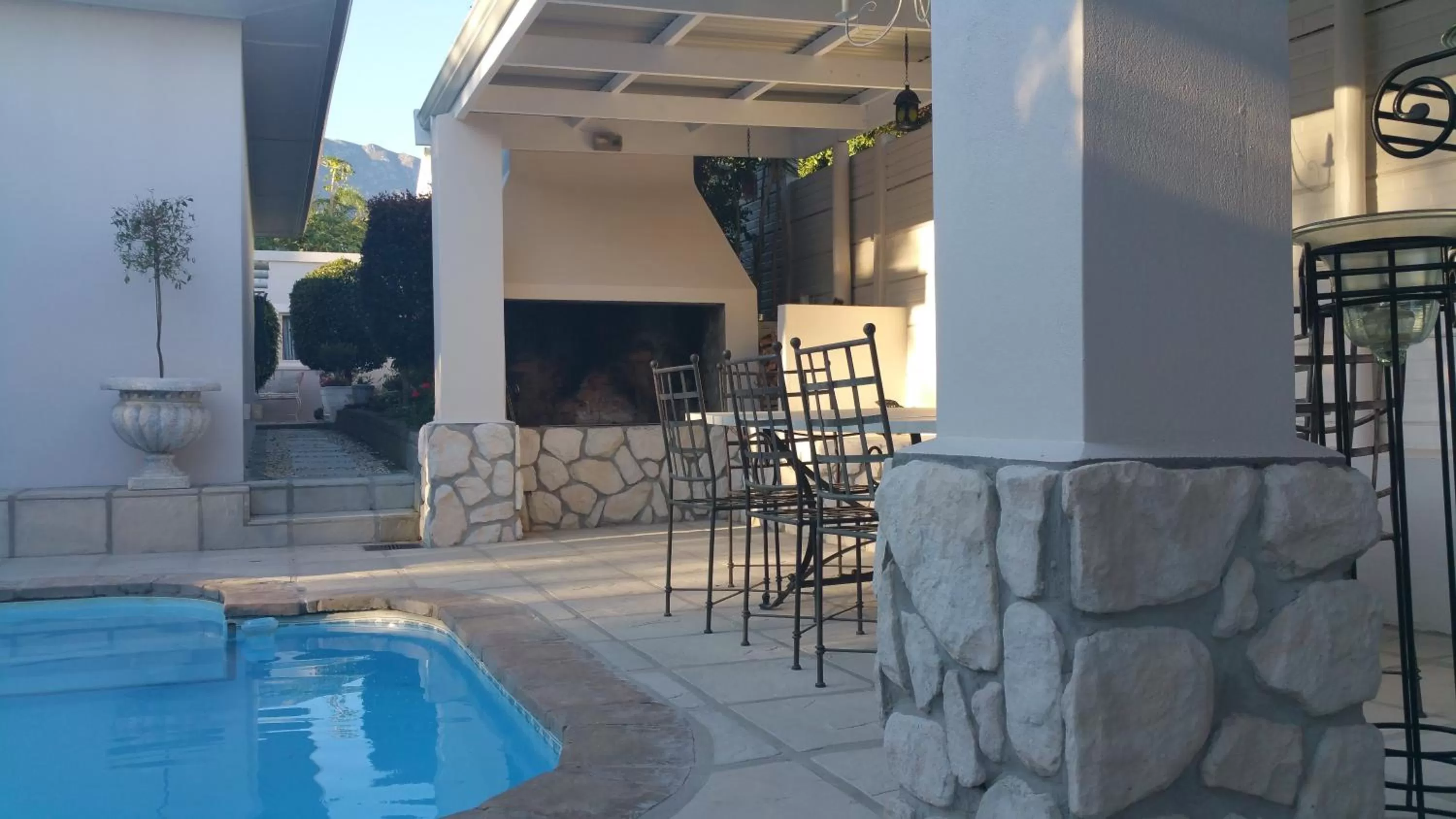 Swimming pool in Bergview Guesthouse Swellendam