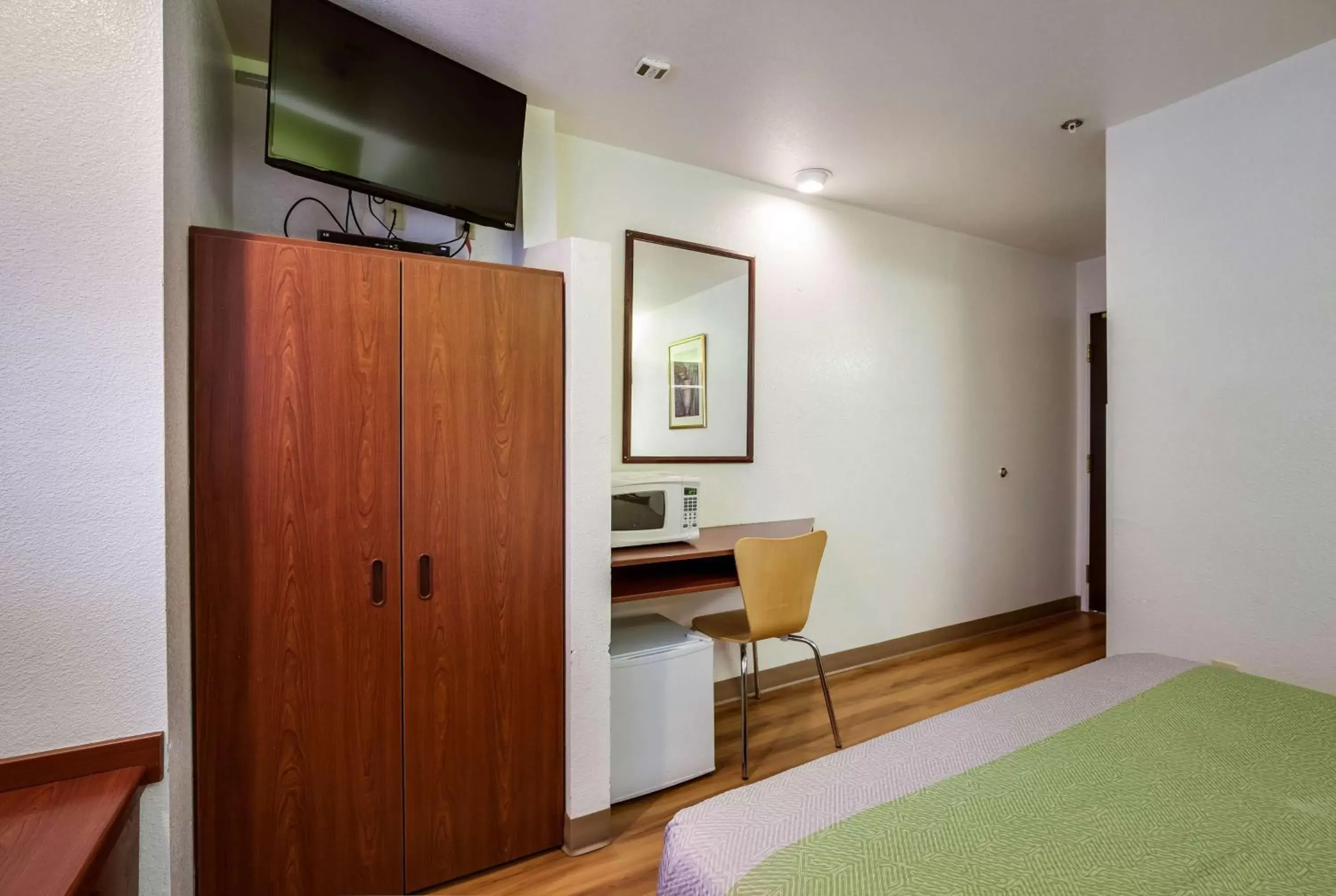 Queen Room - single occupancy - Disability Access - Non-Smoking in Motel 6-Dixon, CA Queen Room - single occupancy - Disability Access - Non-Smoking in Motel 6-Dixon, CA