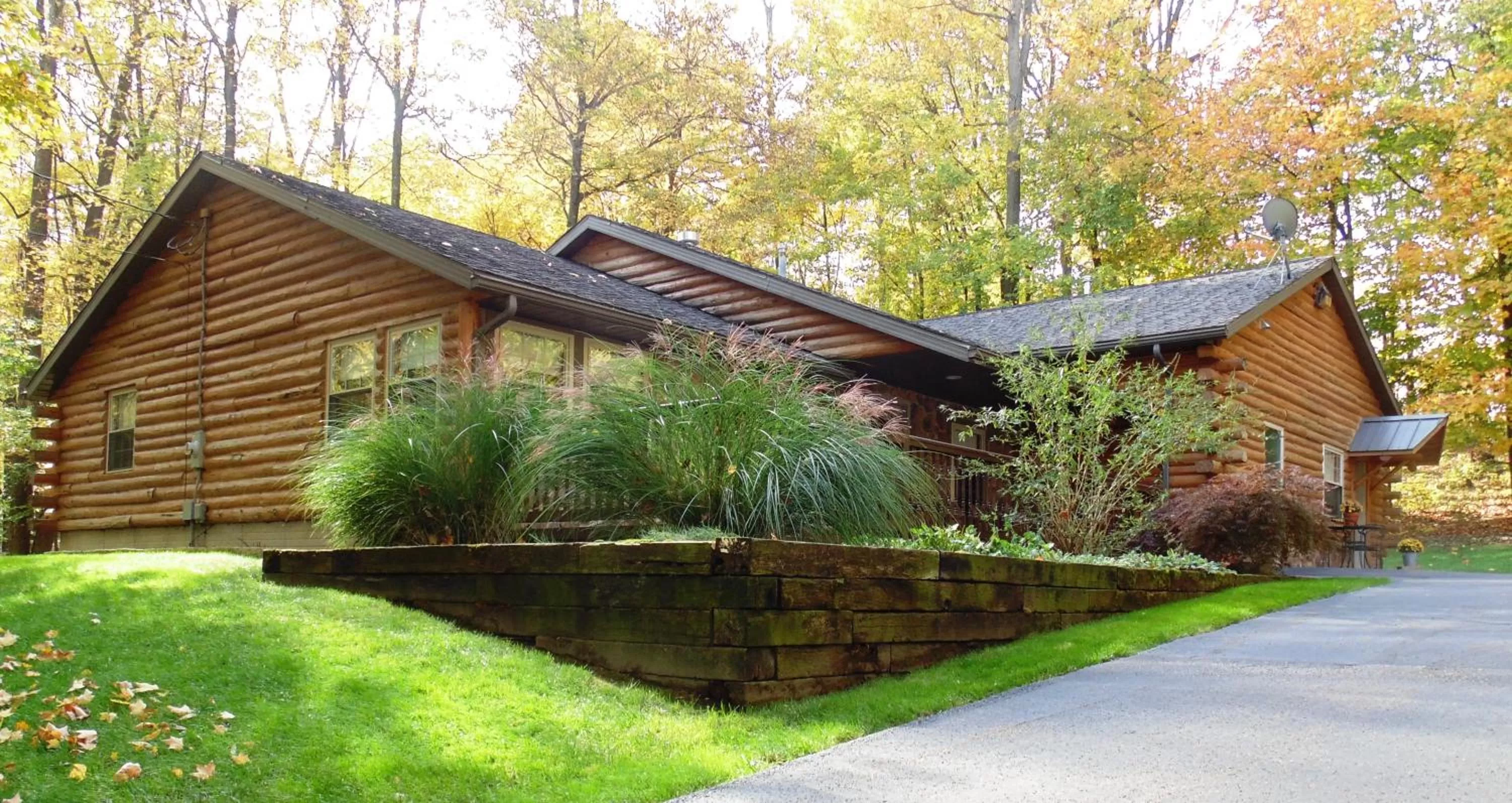 Property building in Sojourner's Lodge & Log Cabin Suites