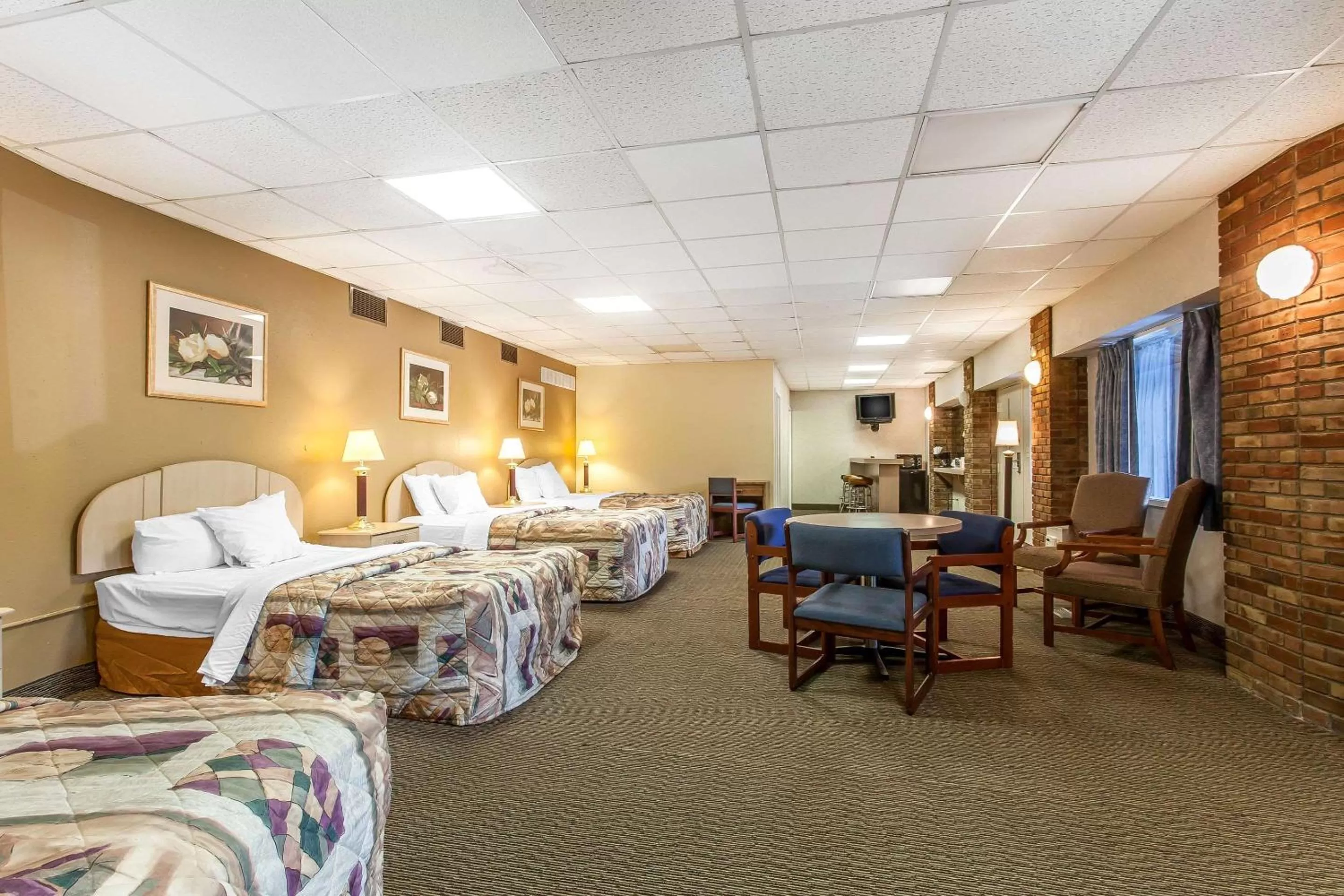 Photo of the whole room, Bed in Rodeway Inn Sandusky North
