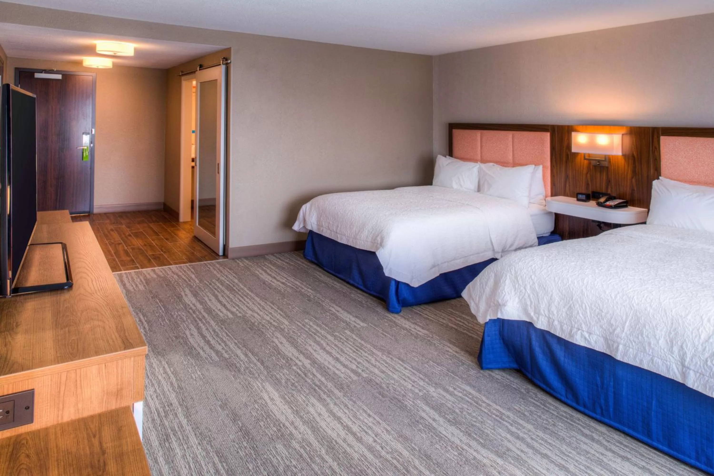 Bedroom, Bed in Hampton Inn & Suites Wixom/Novi/Detroit, Mi