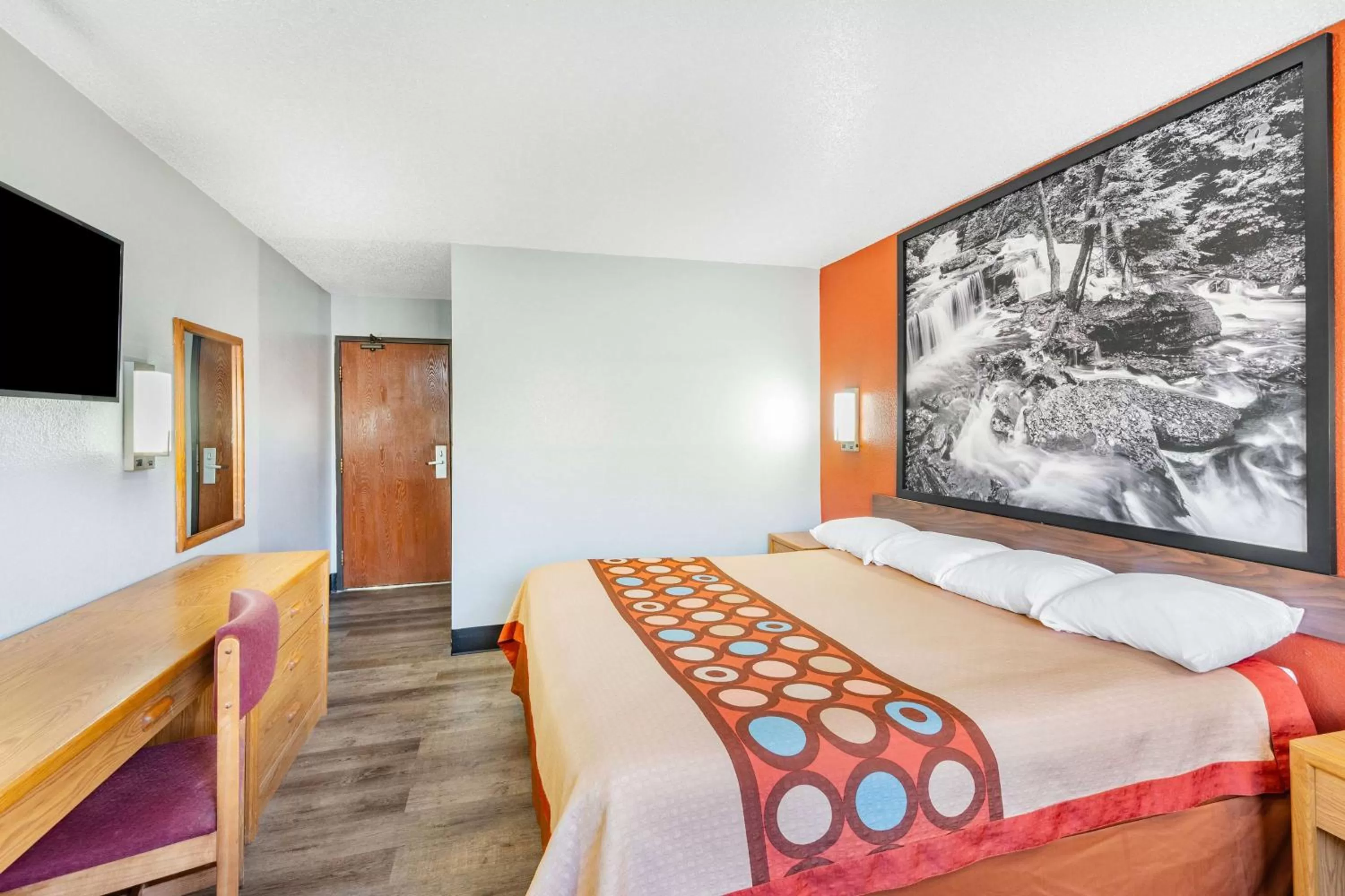 Photo of the whole room, Bed in Super 8 by Wyndham Waynesburg