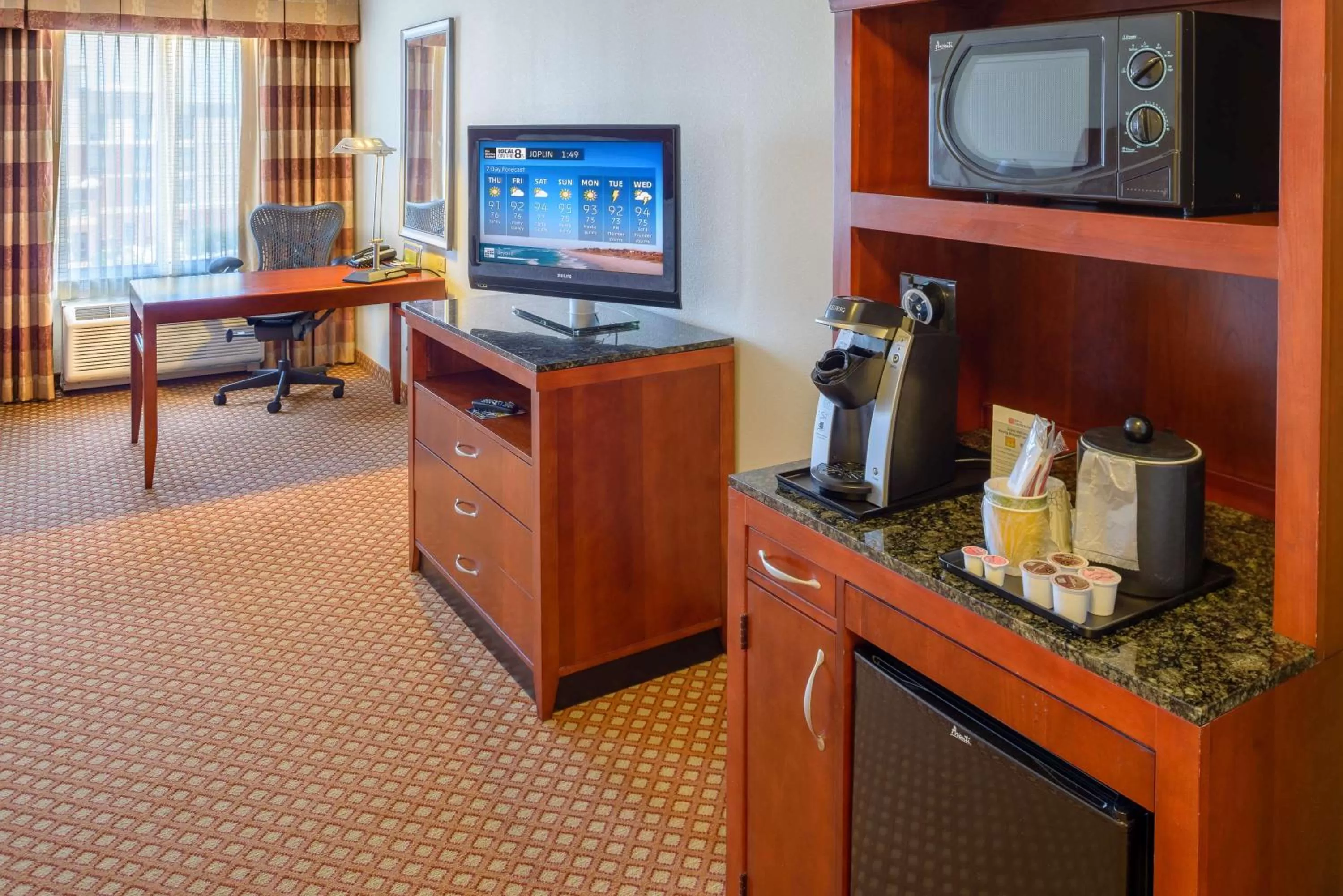 Kitchen or kitchenette, TV/Entertainment Center in Hilton Garden Inn Joplin
