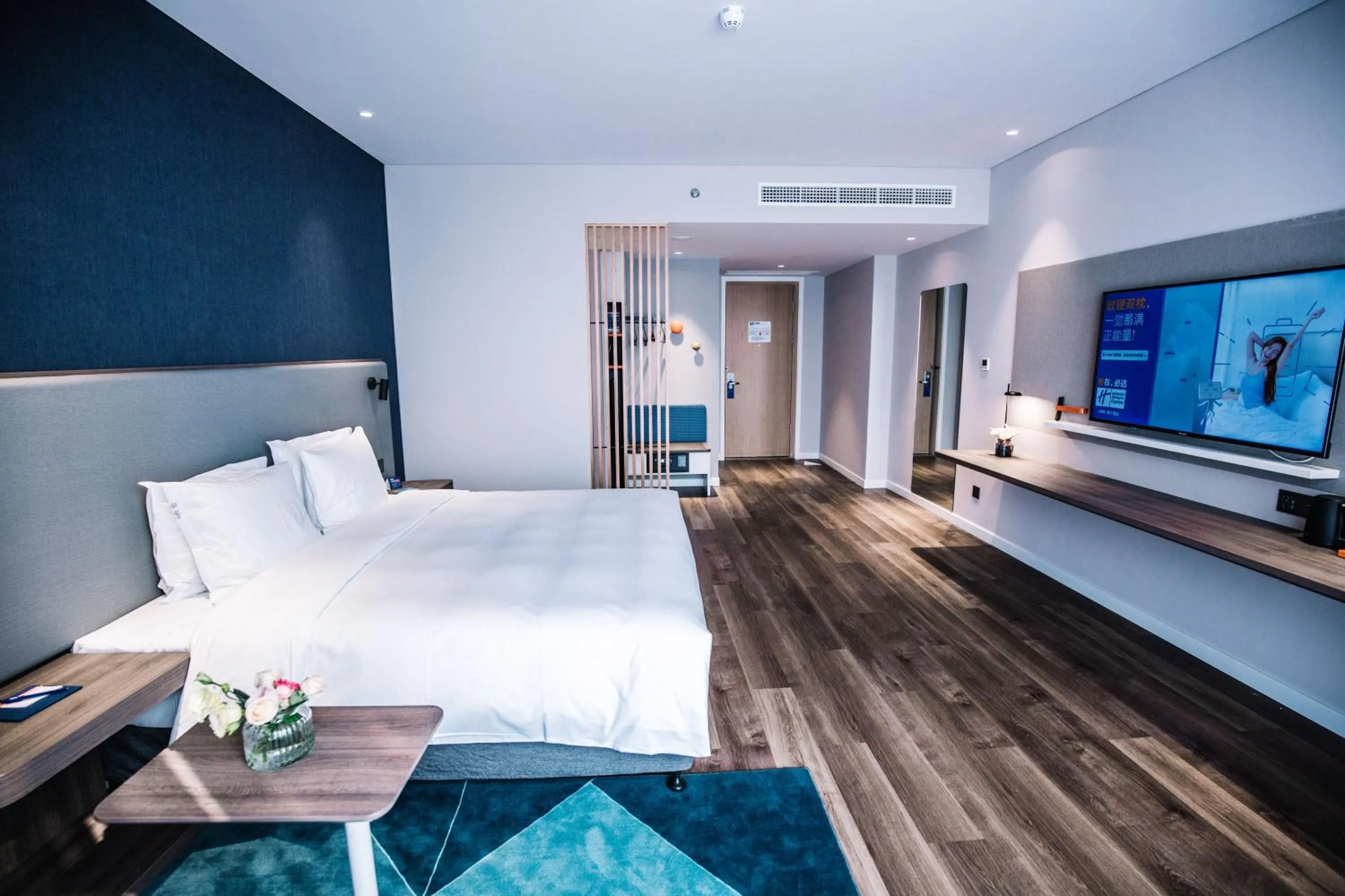 Photo of the whole room, Bed in Holiday Inn Express Ningbo Fenghua by IHG