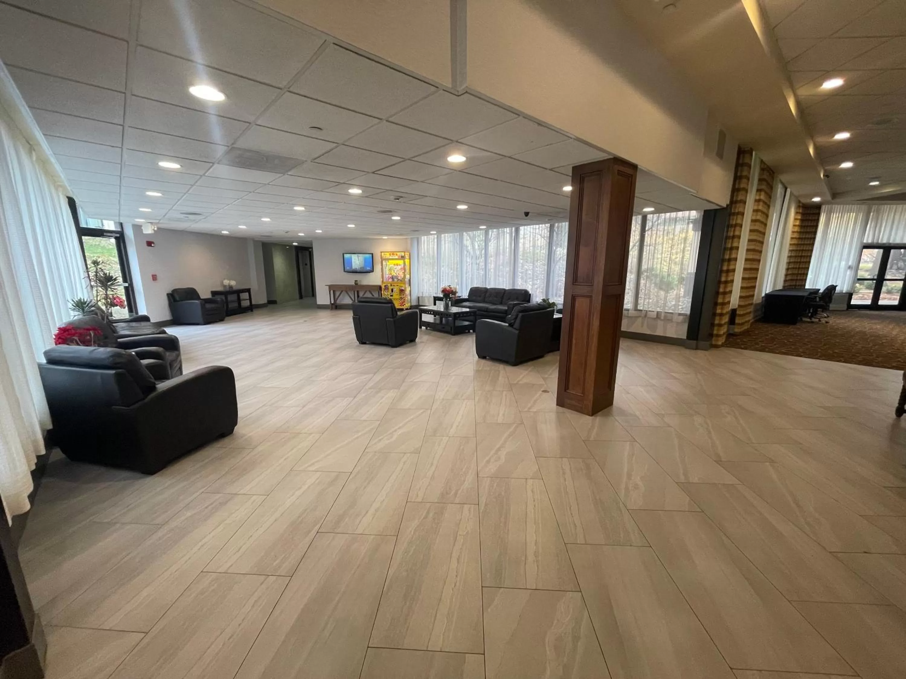 Lounge or bar in Ramada by Wyndham Cleveland Independence