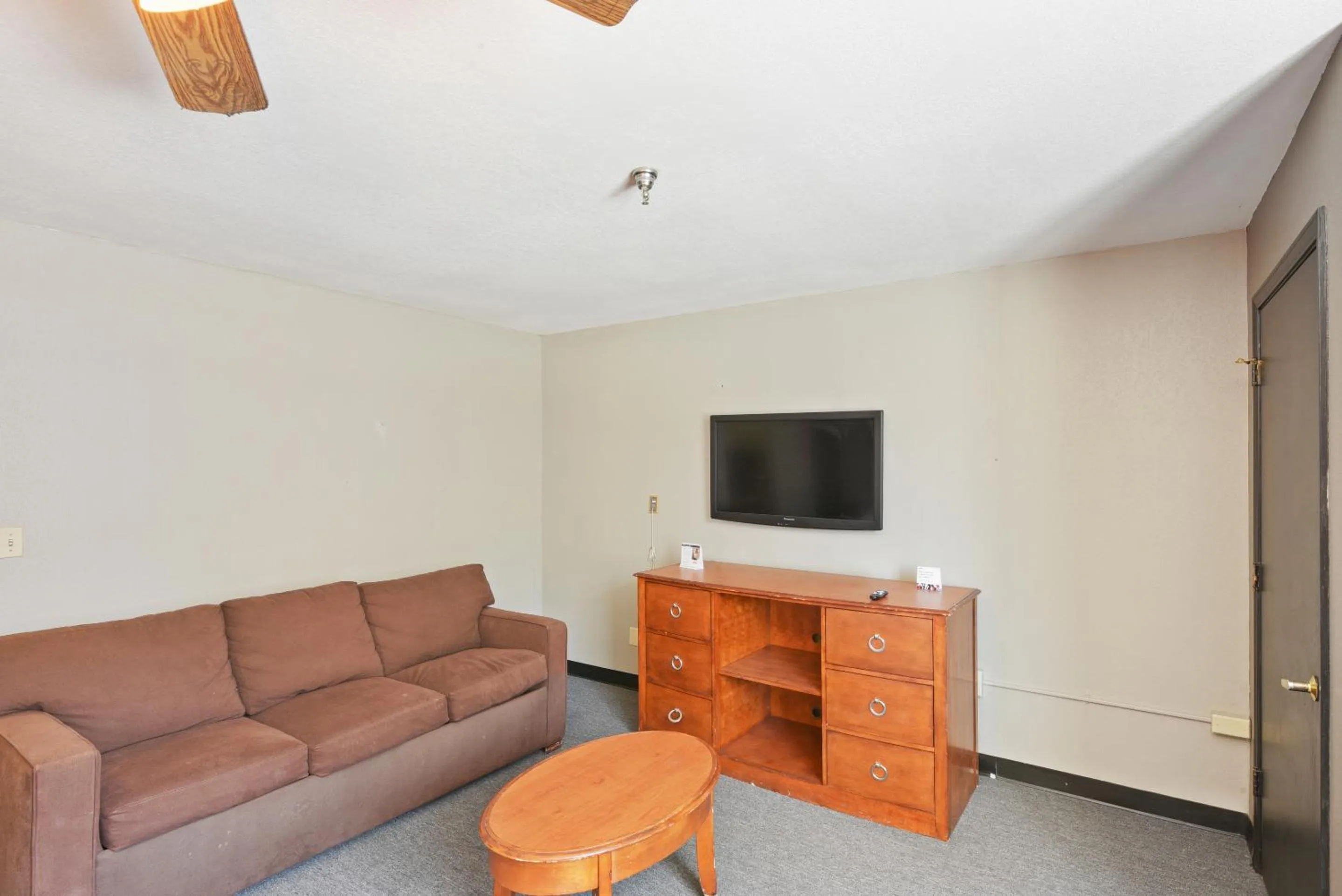 Area and facilities, Seating Area in OYO Hotel Edmond - University of Central Oklahoma