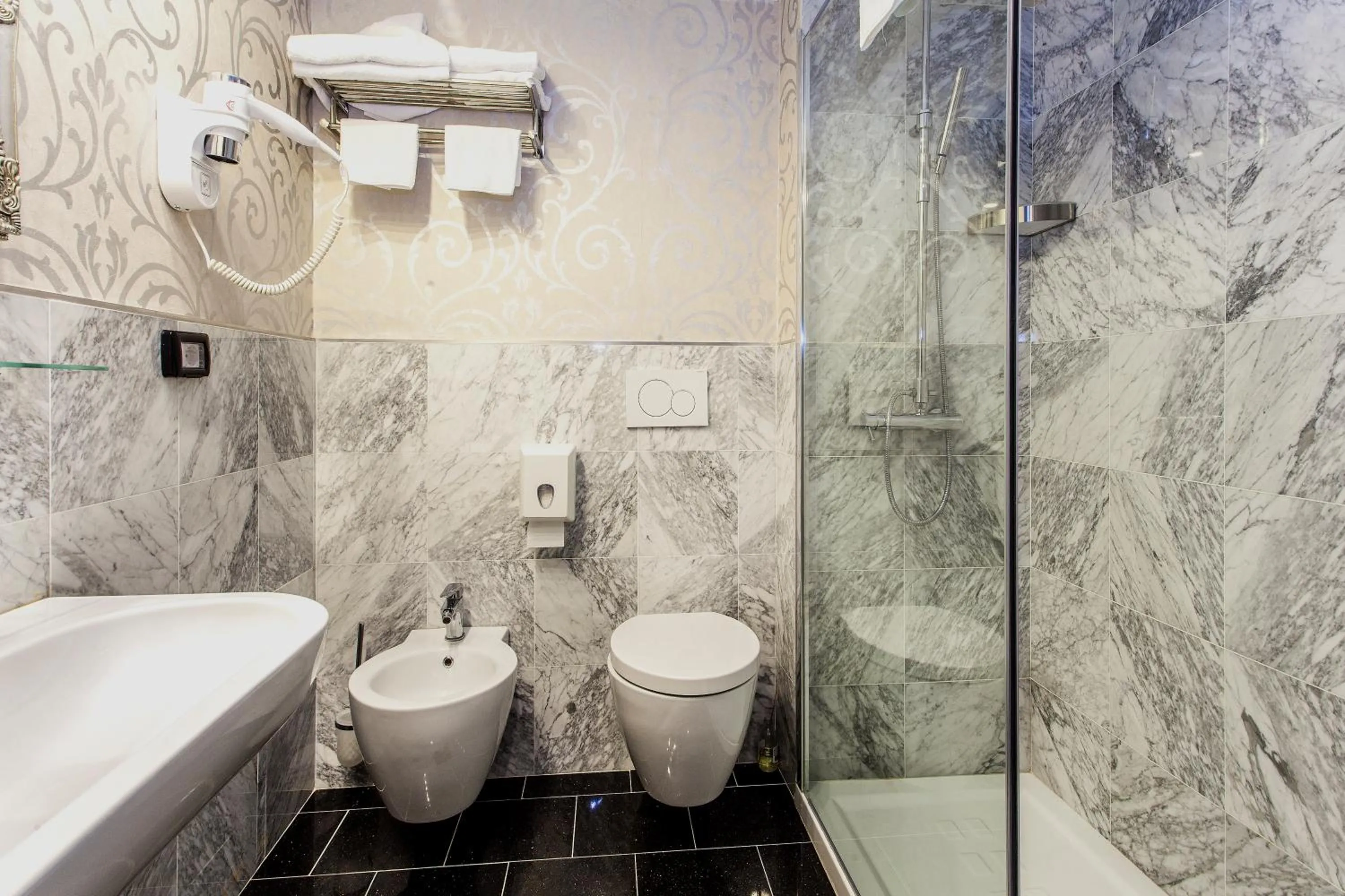 Bathroom in Canova Hotel