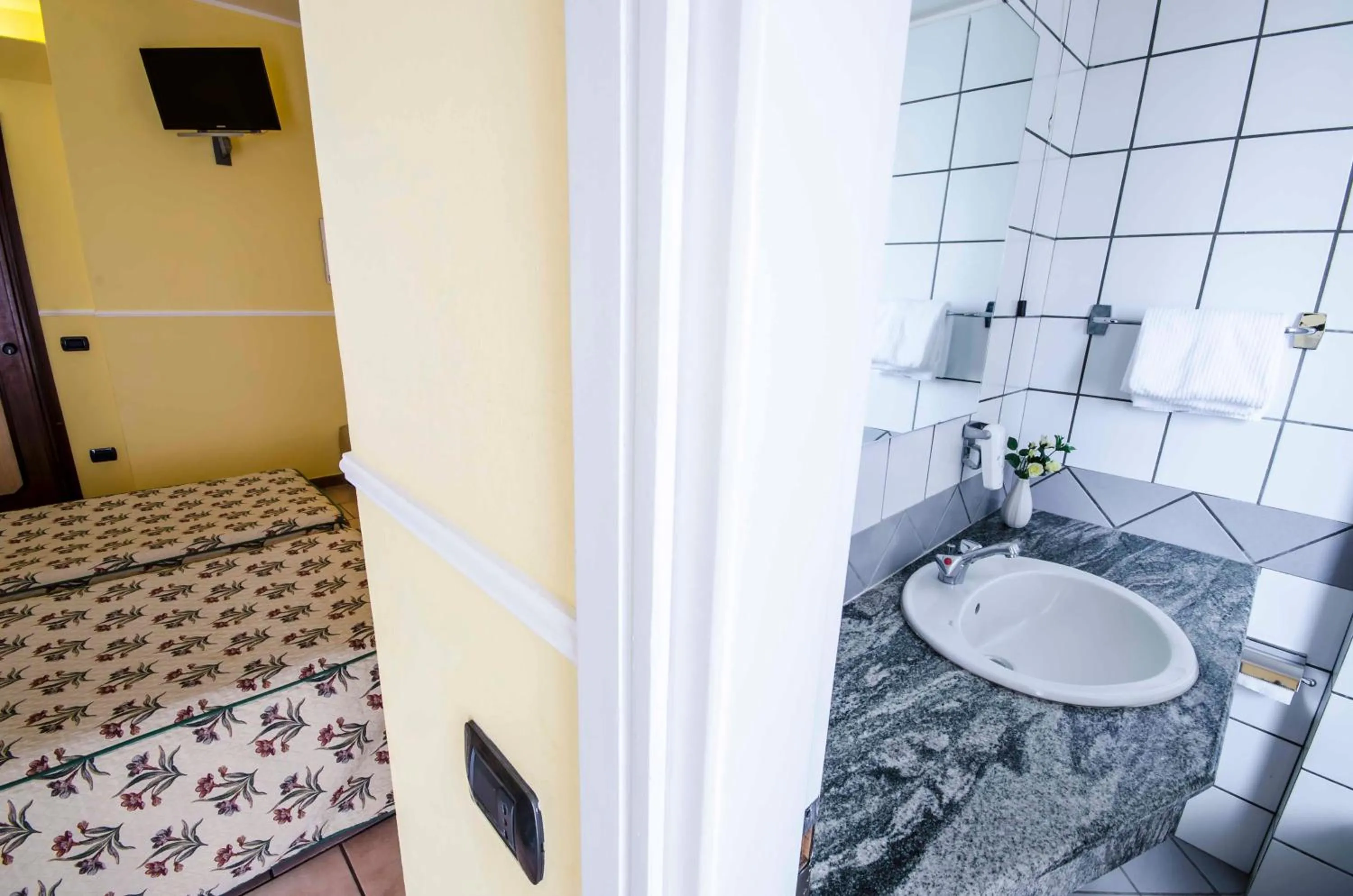 Bathroom, Bed in Hotel Tarconte