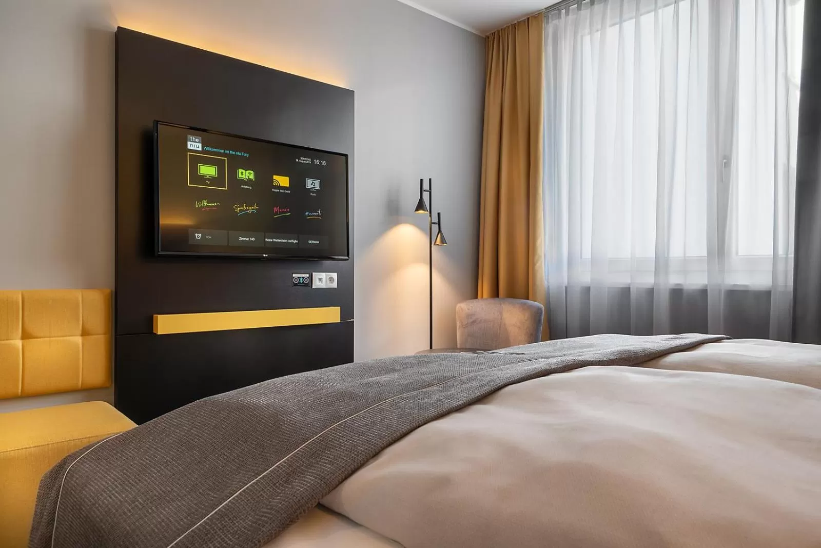 TV and multimedia, Bed in Holiday Inn - the niu, Fury Aschheim Messe by IHG