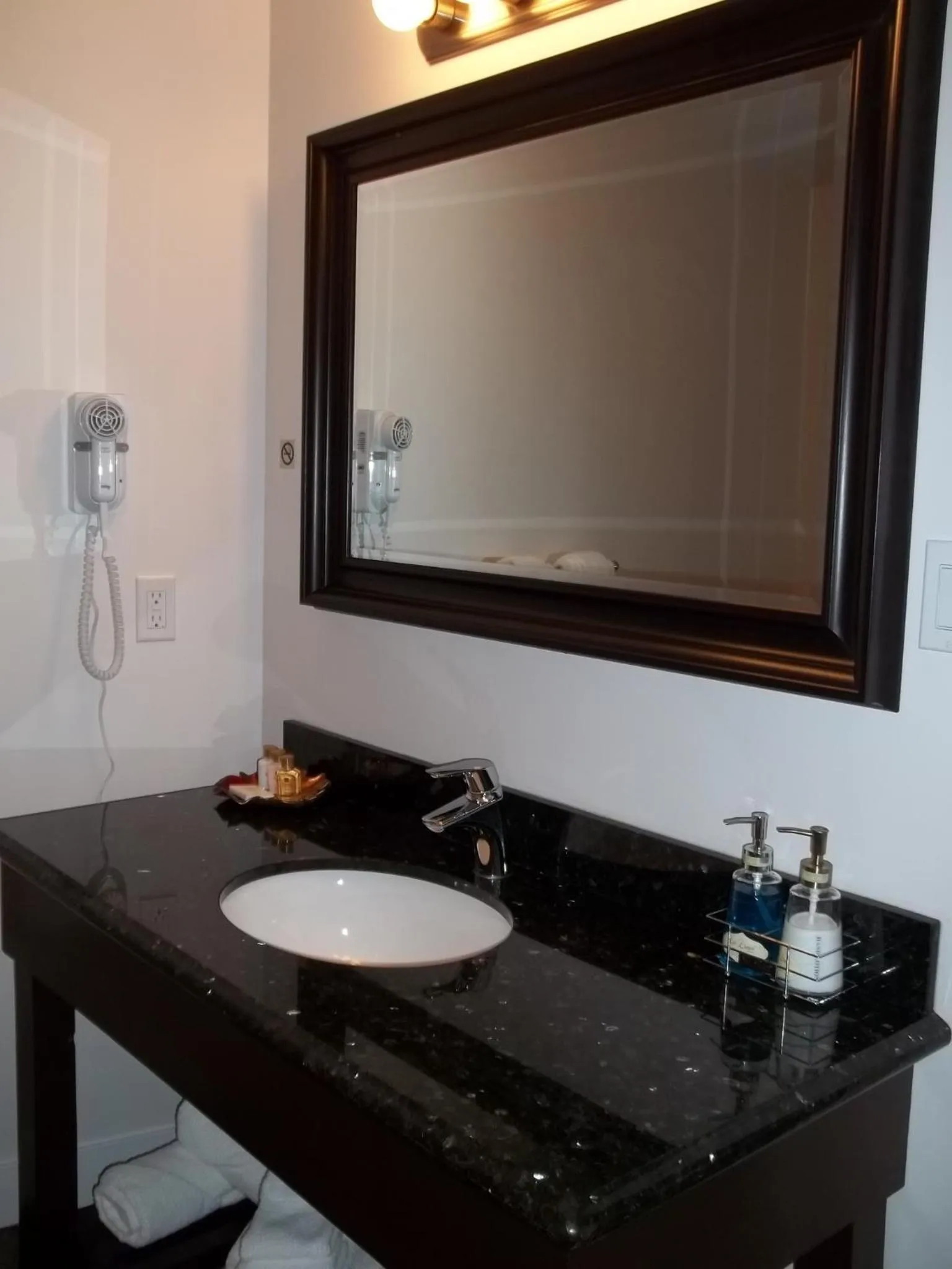 Bathroom in Bayshore Waterfront Inn