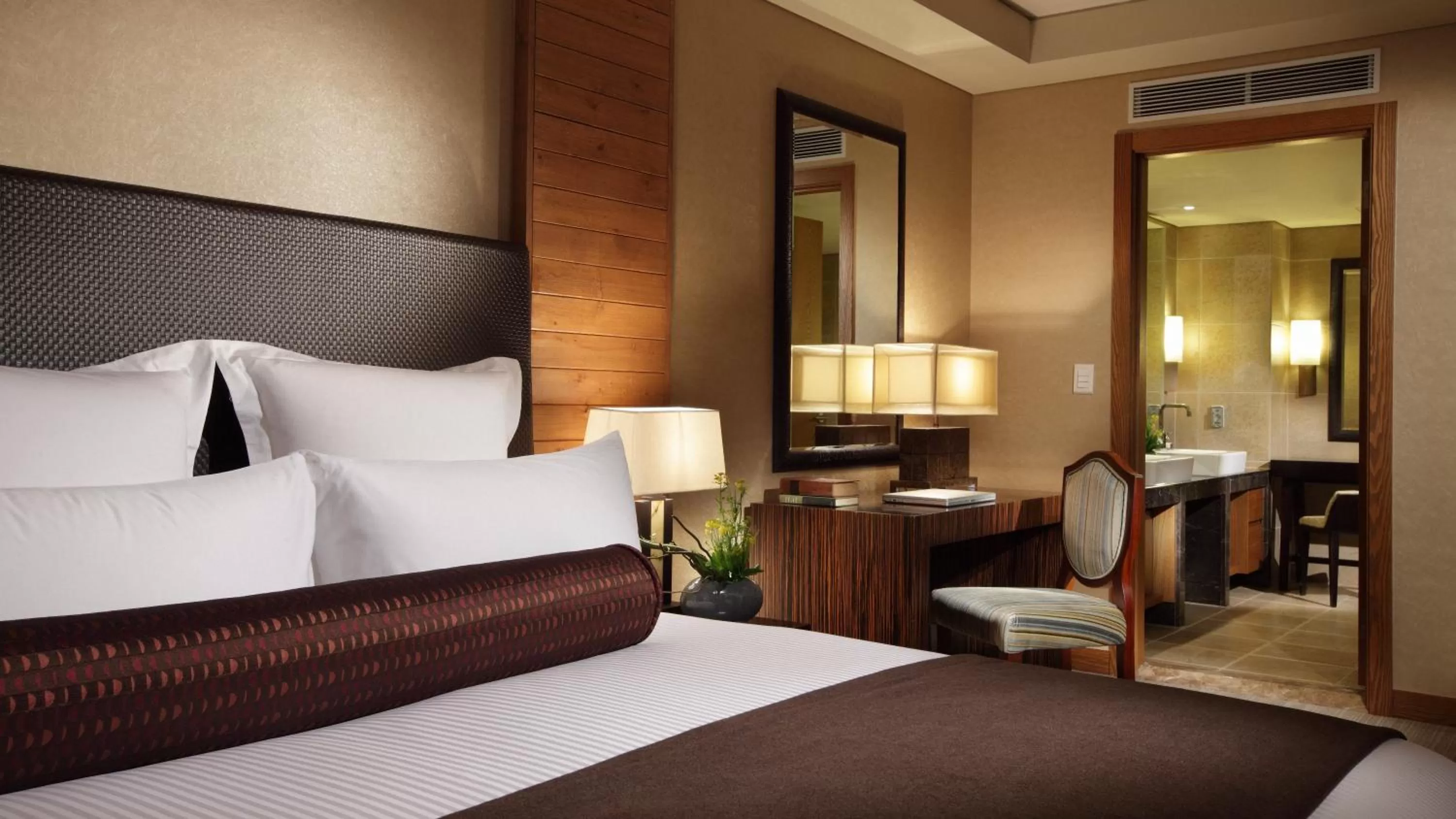 Photo of the whole room, Bed in Intercontinental Alpensia Pyeongchang Resort by IHG