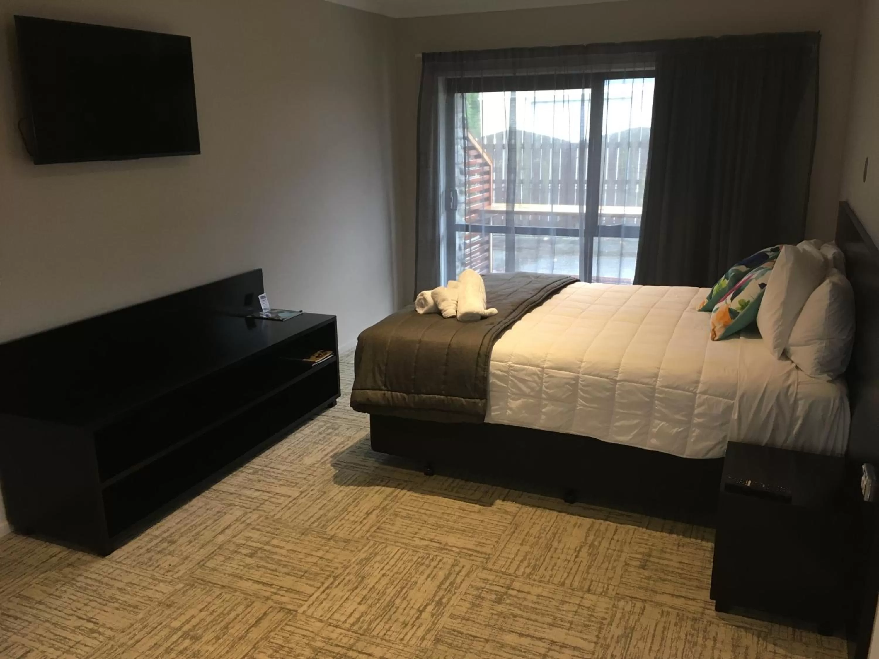 Bedroom, Bed in Paroa Hotel