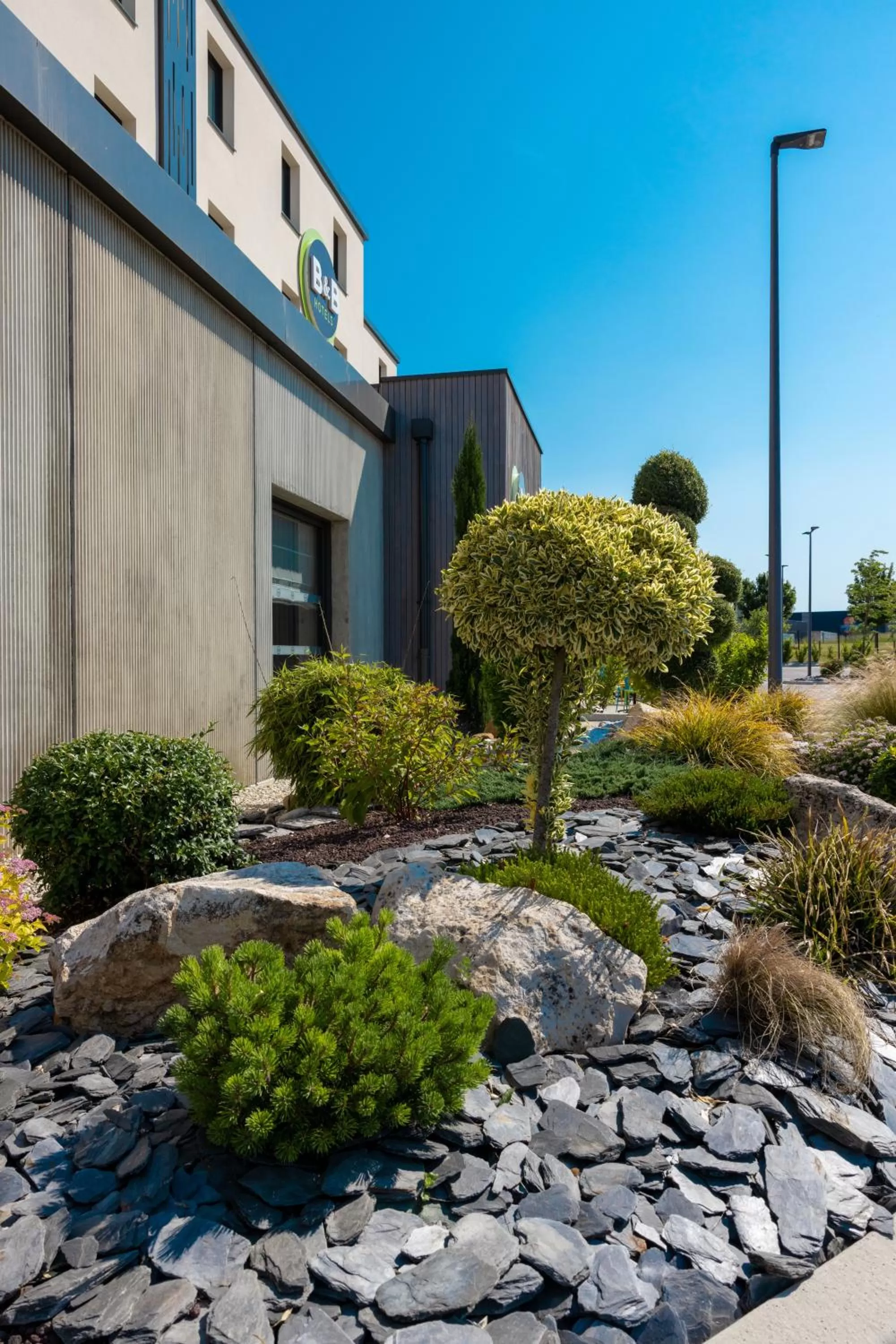 Property building in B&B HOTEL Troyes Magasins d'usine