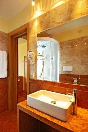 Double Room with Balcony in Hotel Columbus Double Room with Balcony in Hotel Columbus