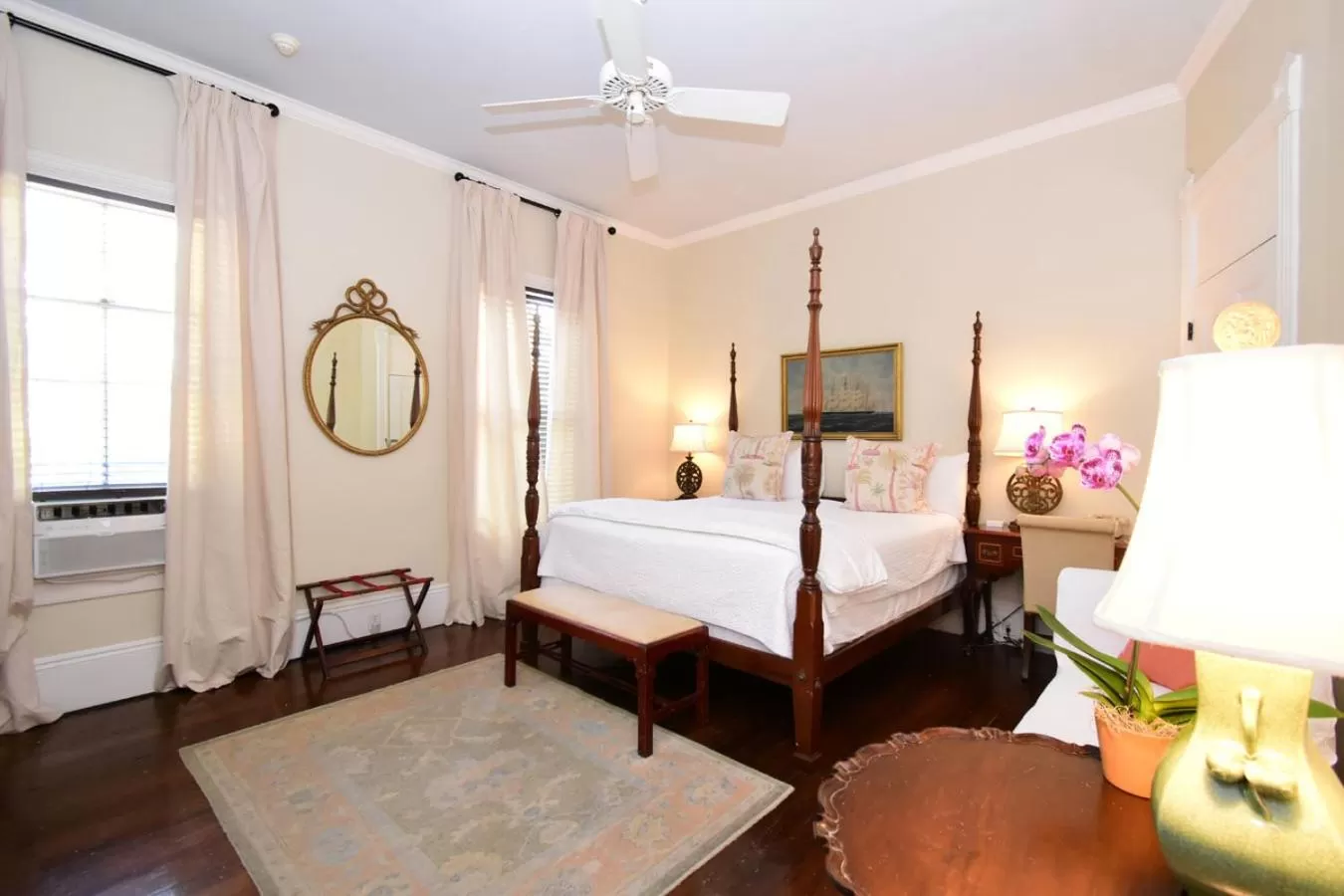 Bed in Simonton Court Historic Inn & Cottages