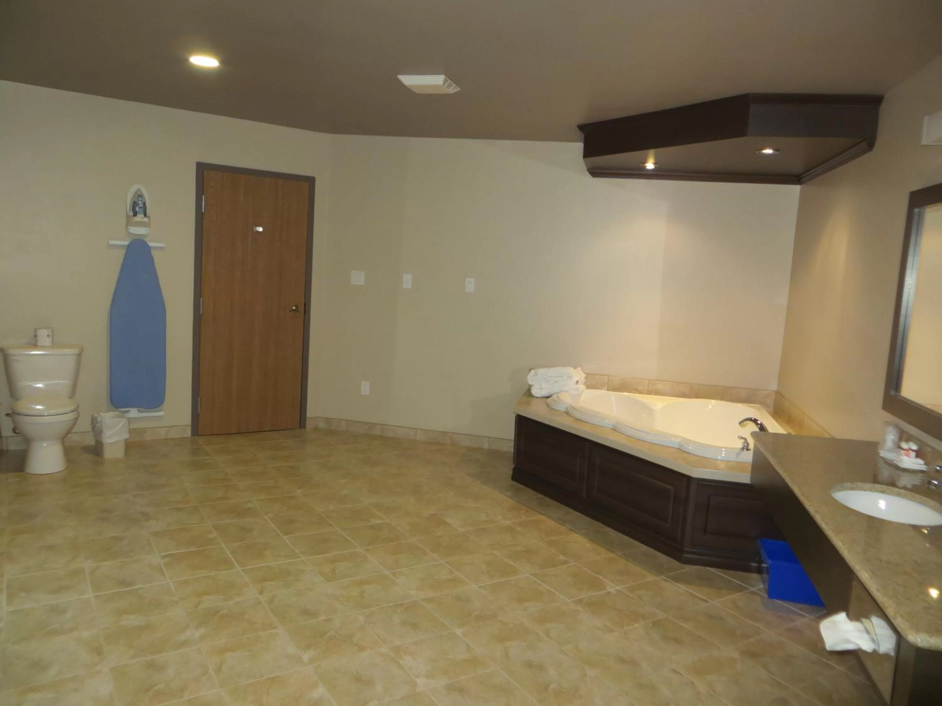 Bathroom, Bed in Villegiature Deux Rivieres Resort