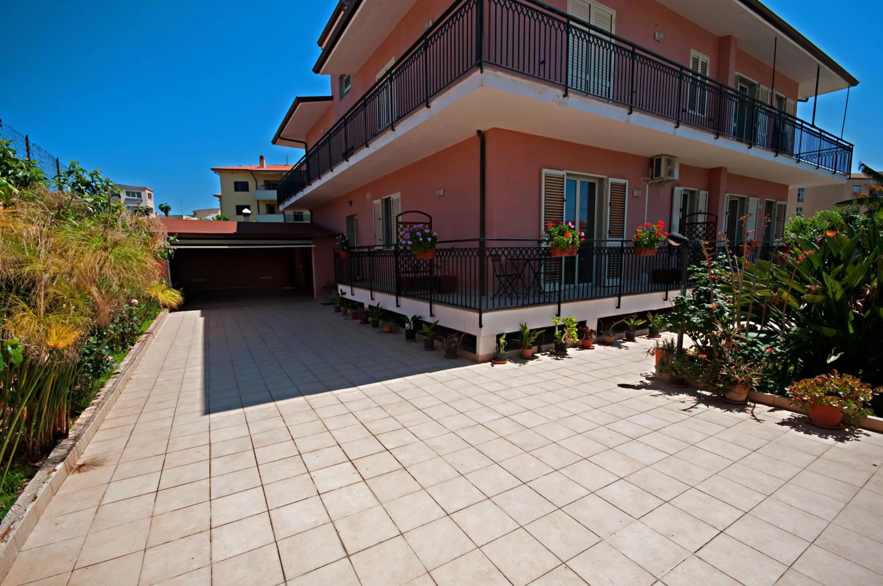 Facade/entrance in Kosmos