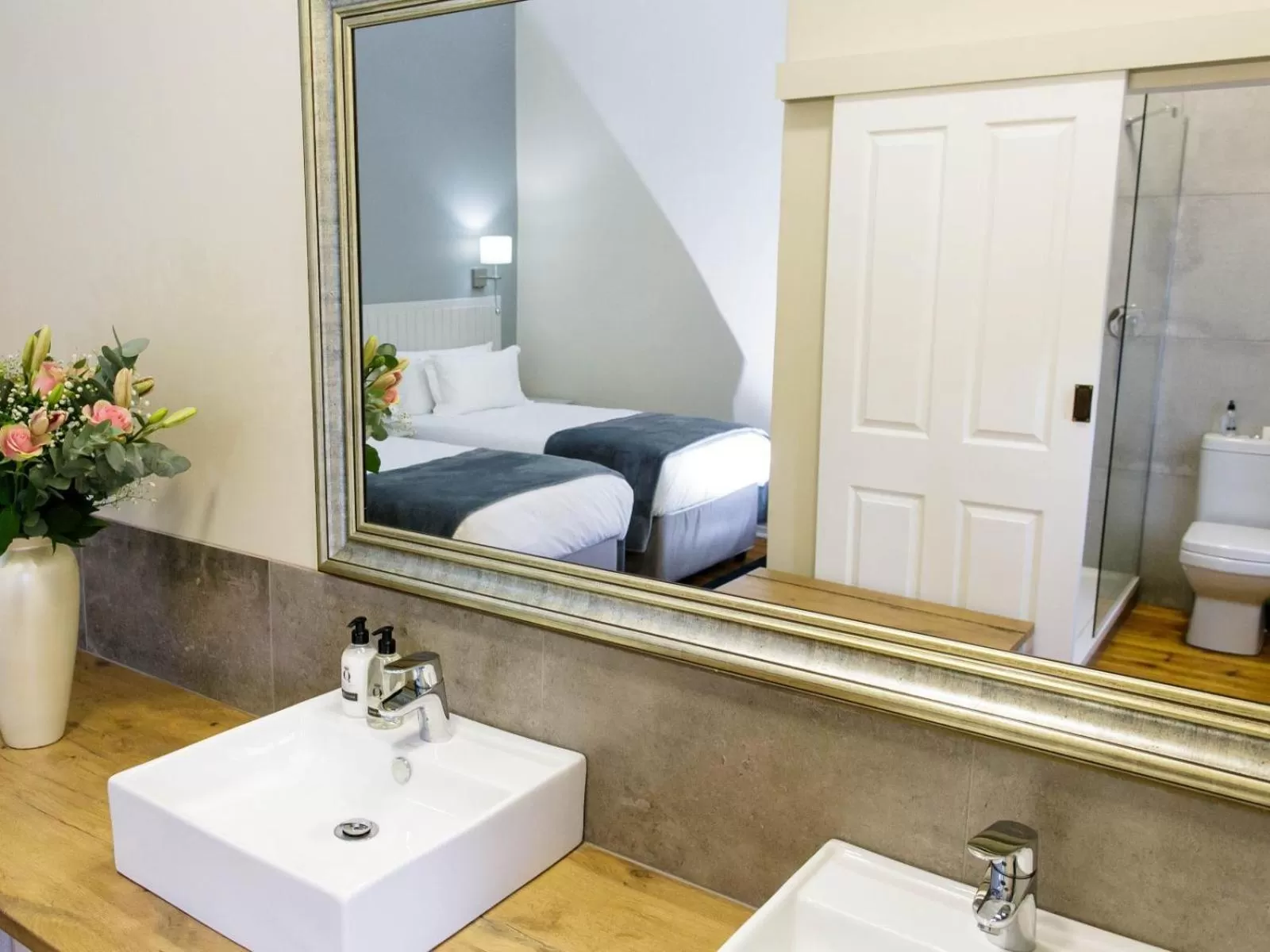 Bathroom in Queen's Hotel by BON Hotels