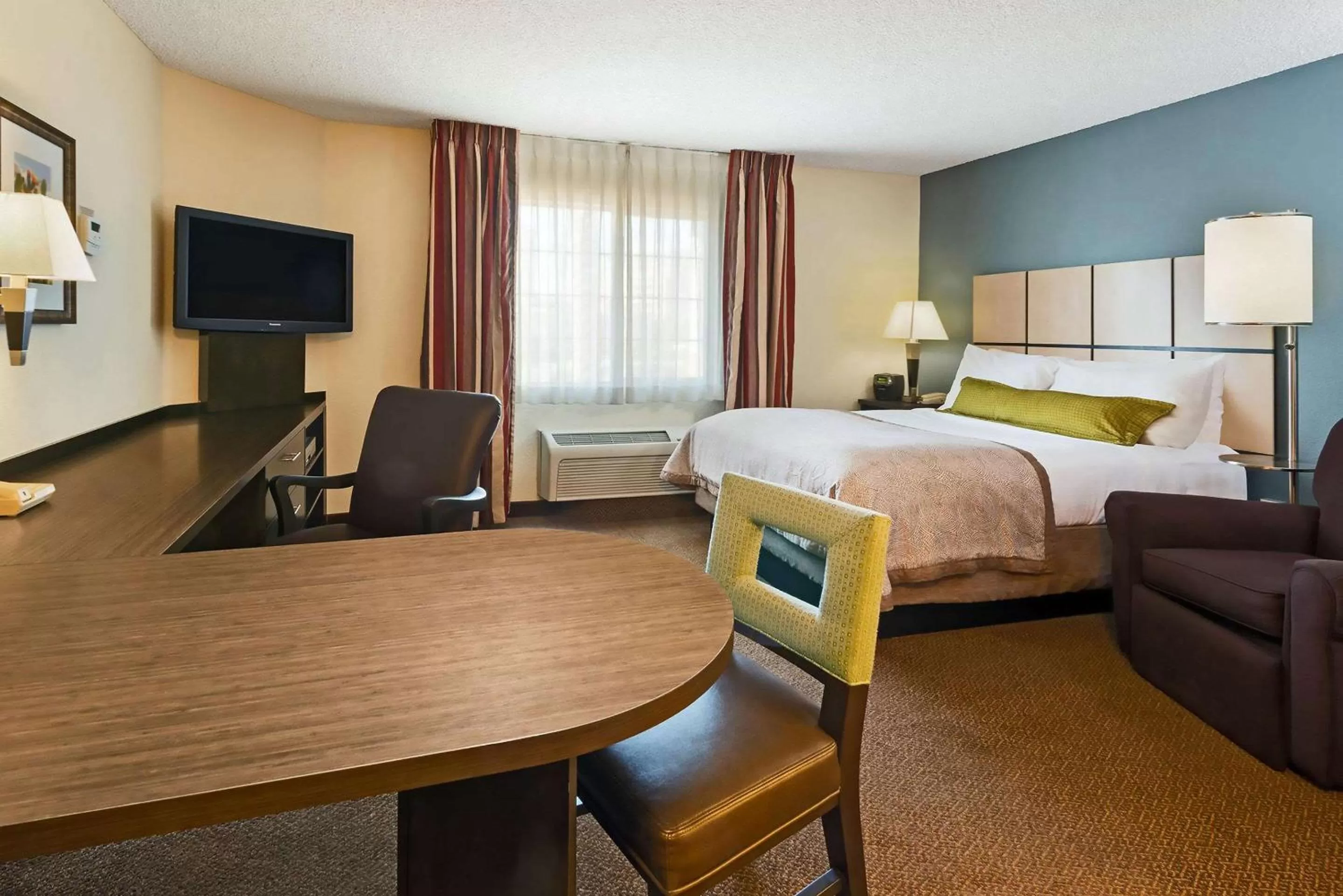 Bedroom, Bed in MainStay Suites- Kansas City Overland Park