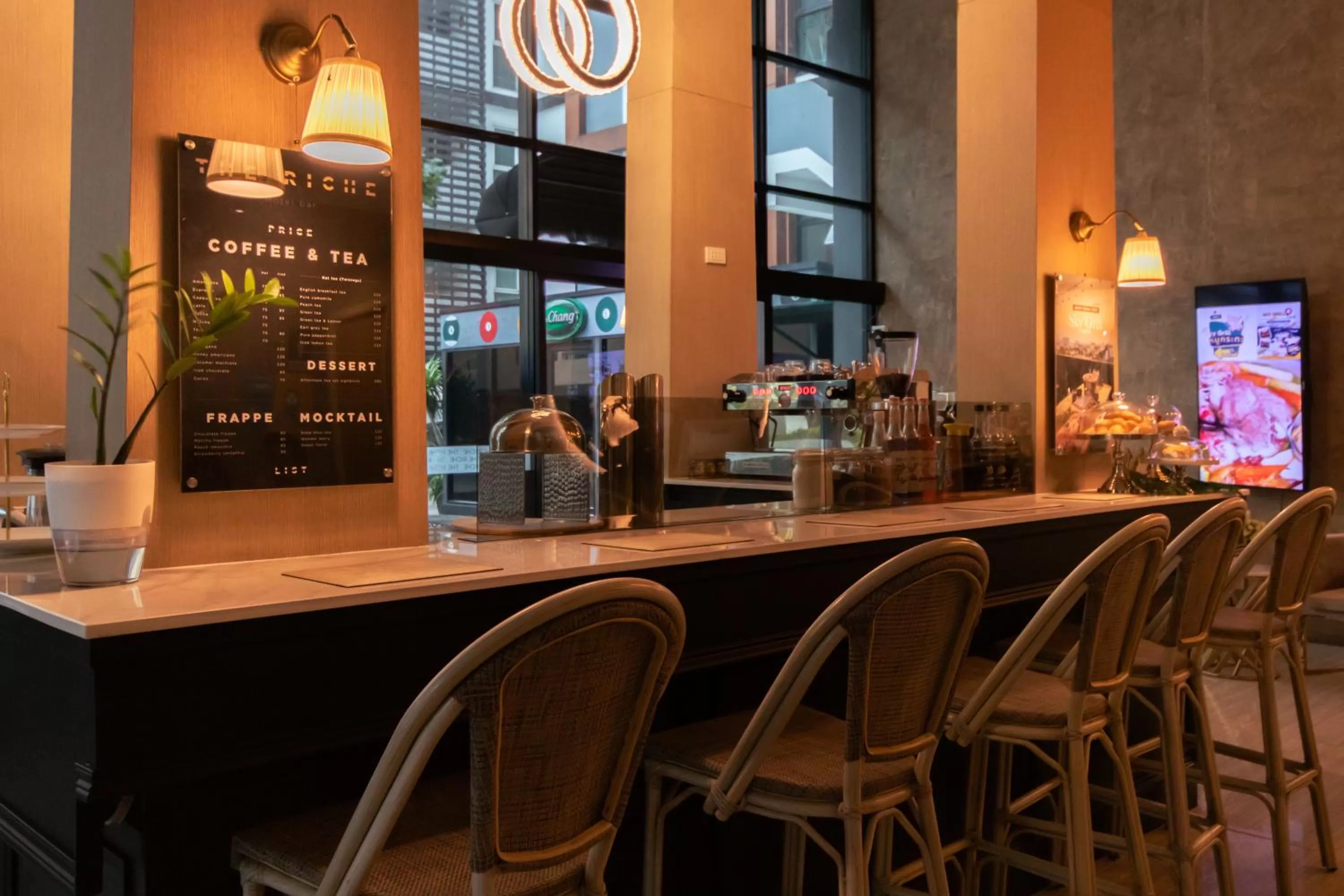 Lounge or bar in The Riche Boutique SHA Plus