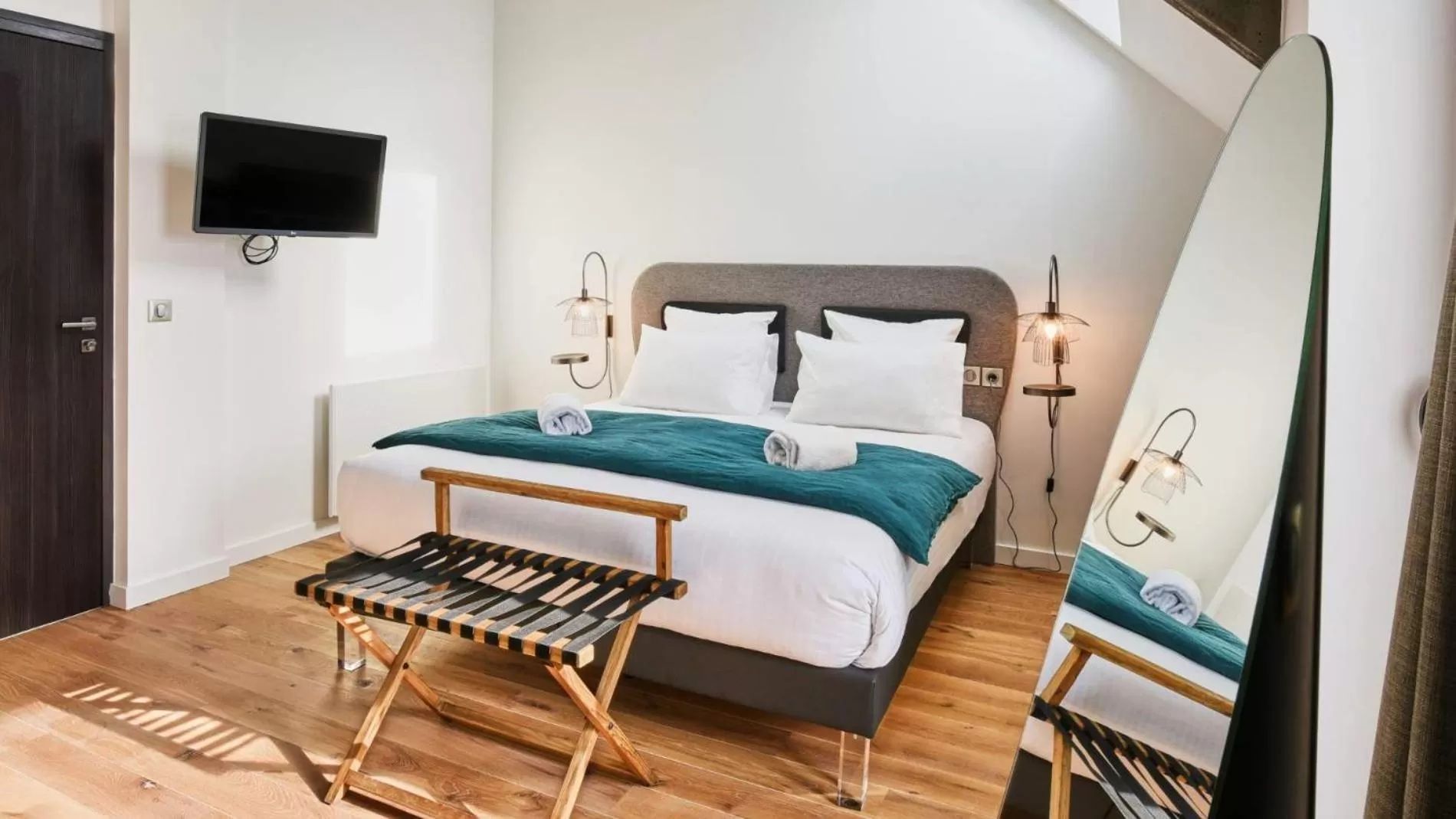 Patio, Bed in Pavillon de la plage