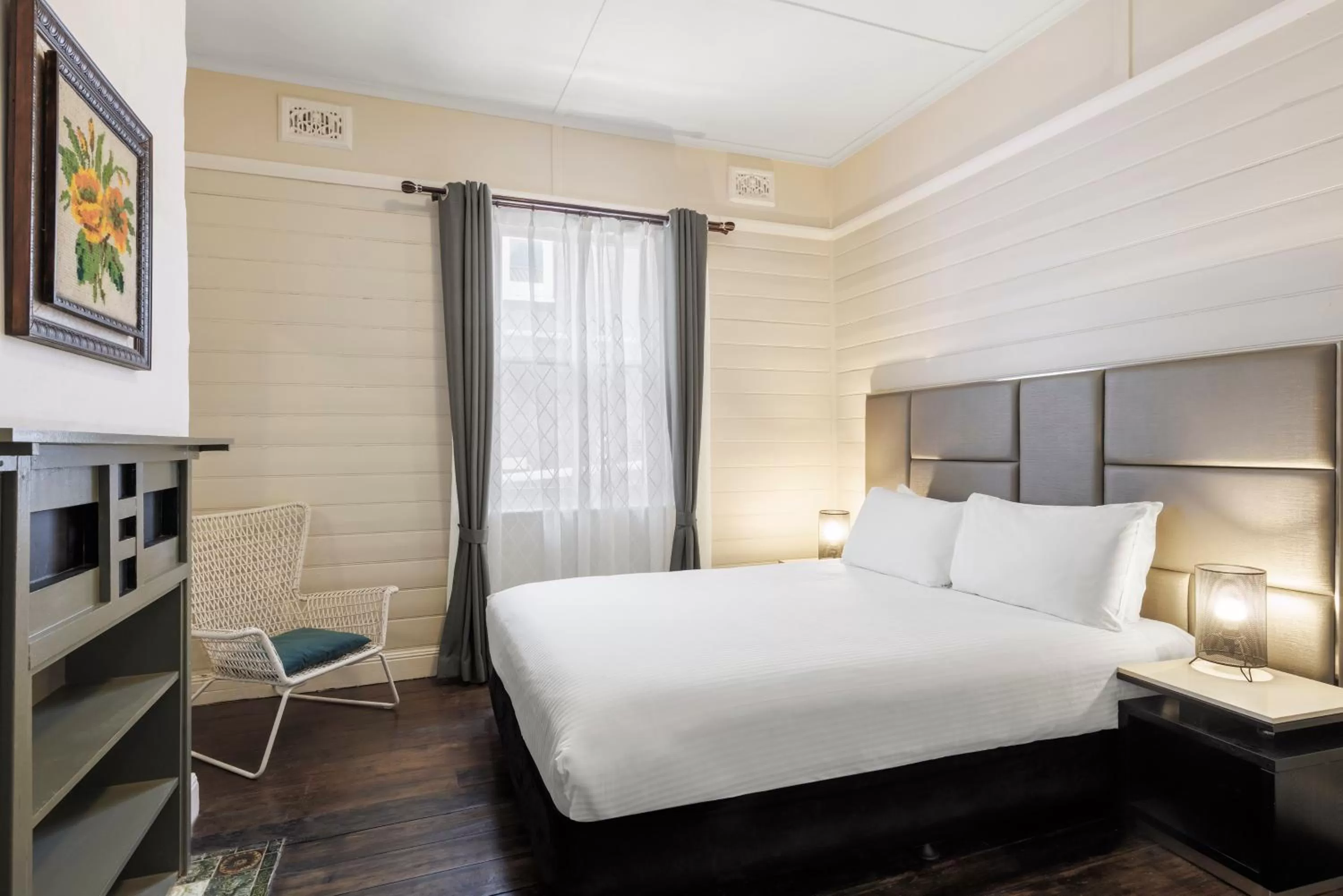 Bedroom, Bed in Hotel Blue & Cottages Katoomba