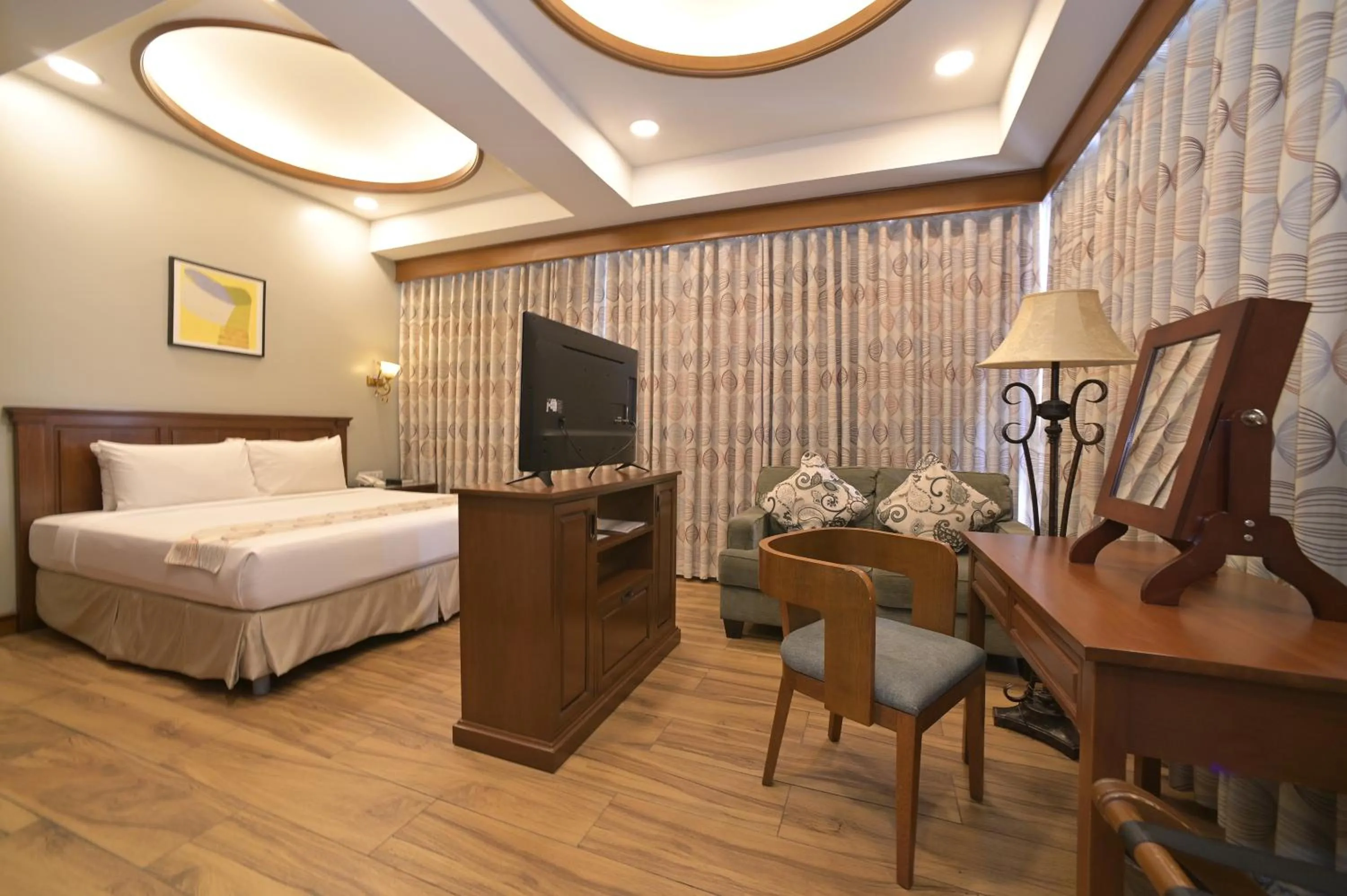 Photo of the whole room, Bed in Paragon Hotel and Suites