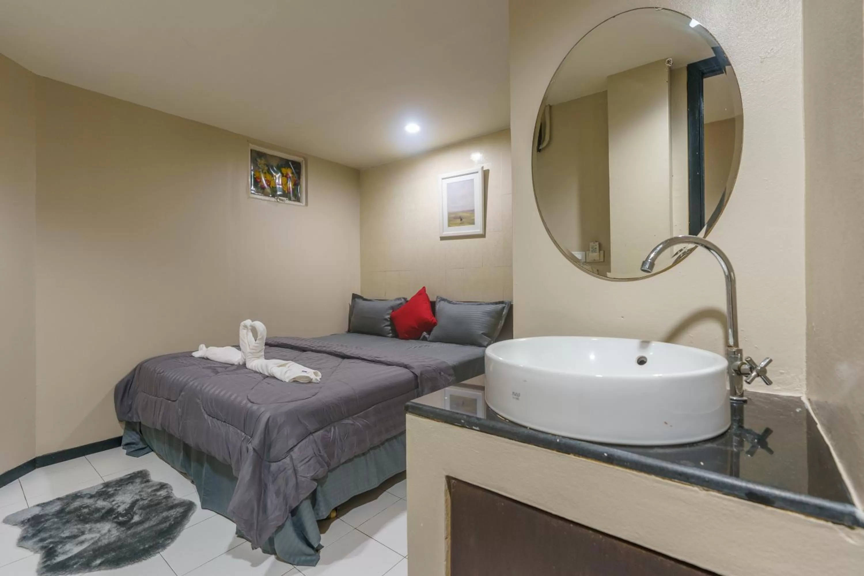 Bed, Bathroom in CheQinn Bed Sukhumvit 4 Nana Plaza