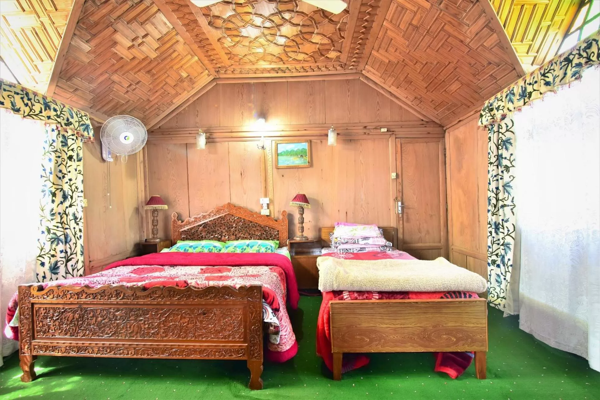 Bedroom, Bed in Houseboat Zaindari Palace