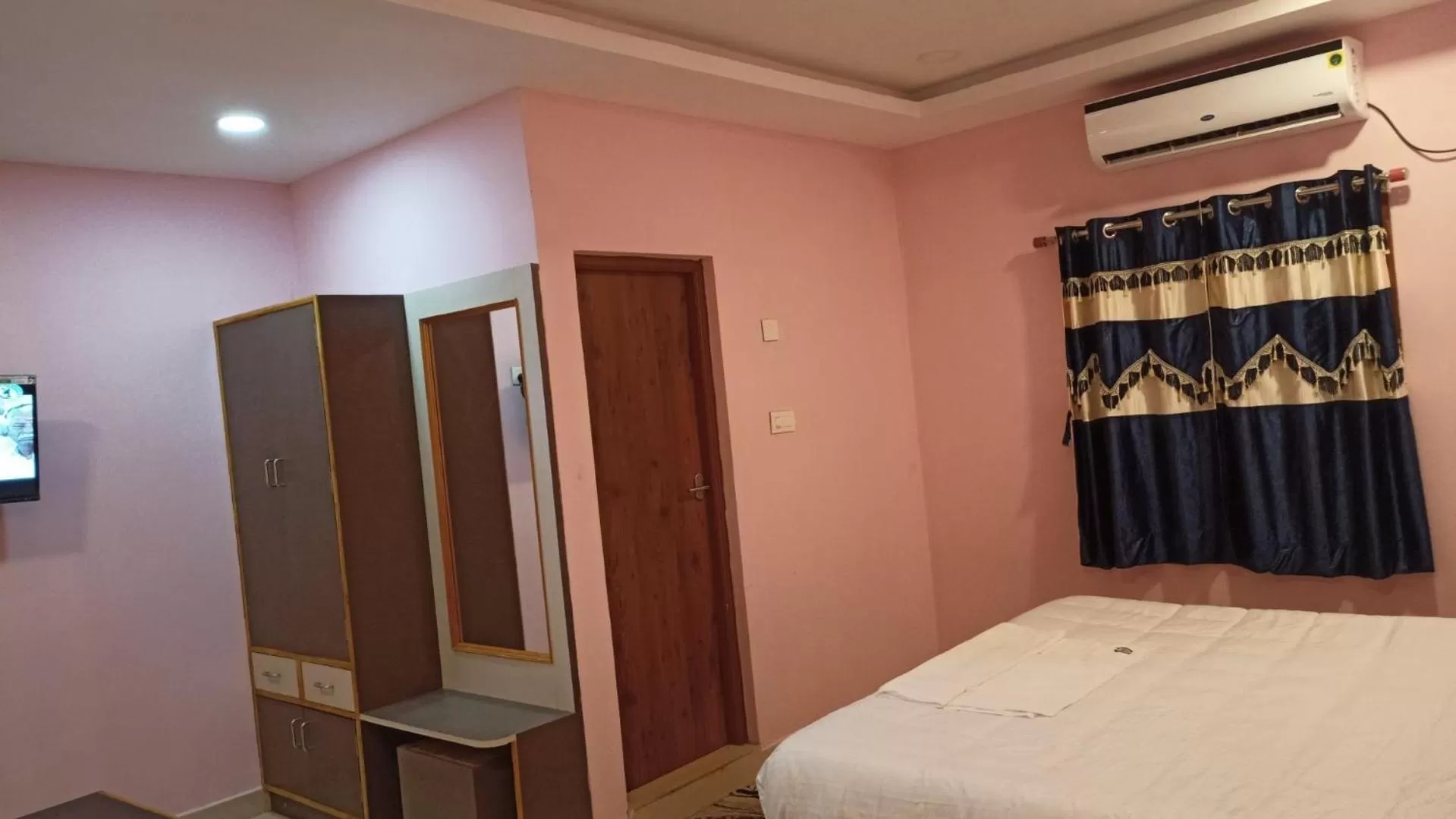 Bed in Aarthi Residency