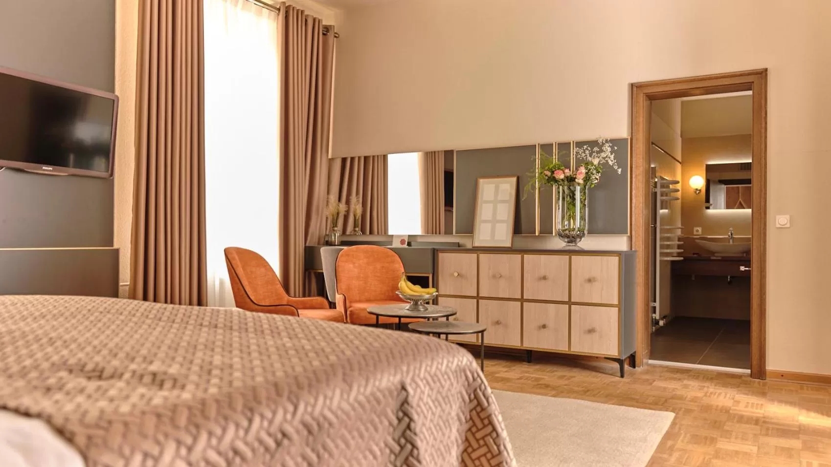 Photo of the whole room, Bed in Hotel van Bebber