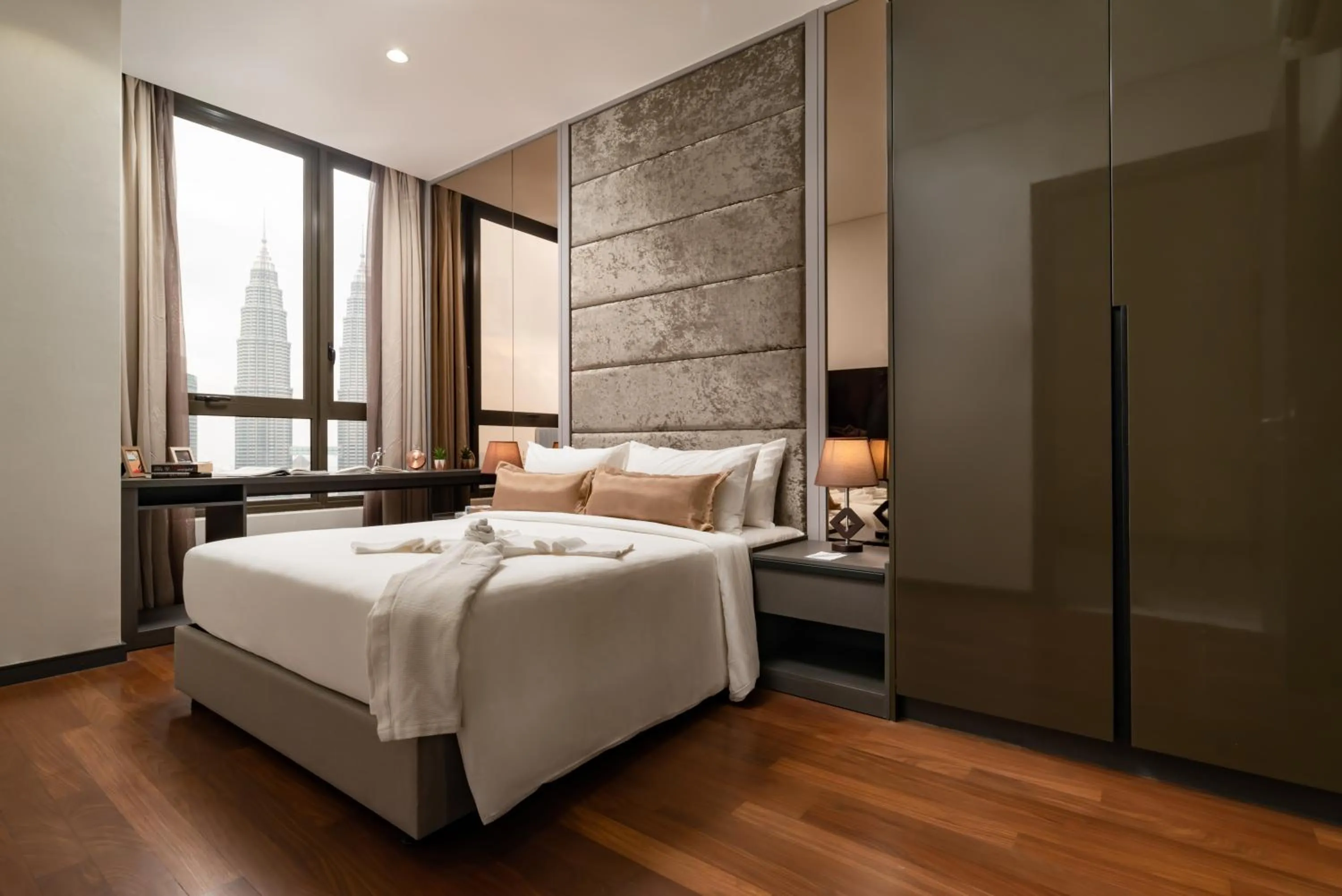 Three- Bedroom Duplex Suite with One King Bed, One Queen Bed, One Single Bed in 8 Kia Peng Suites