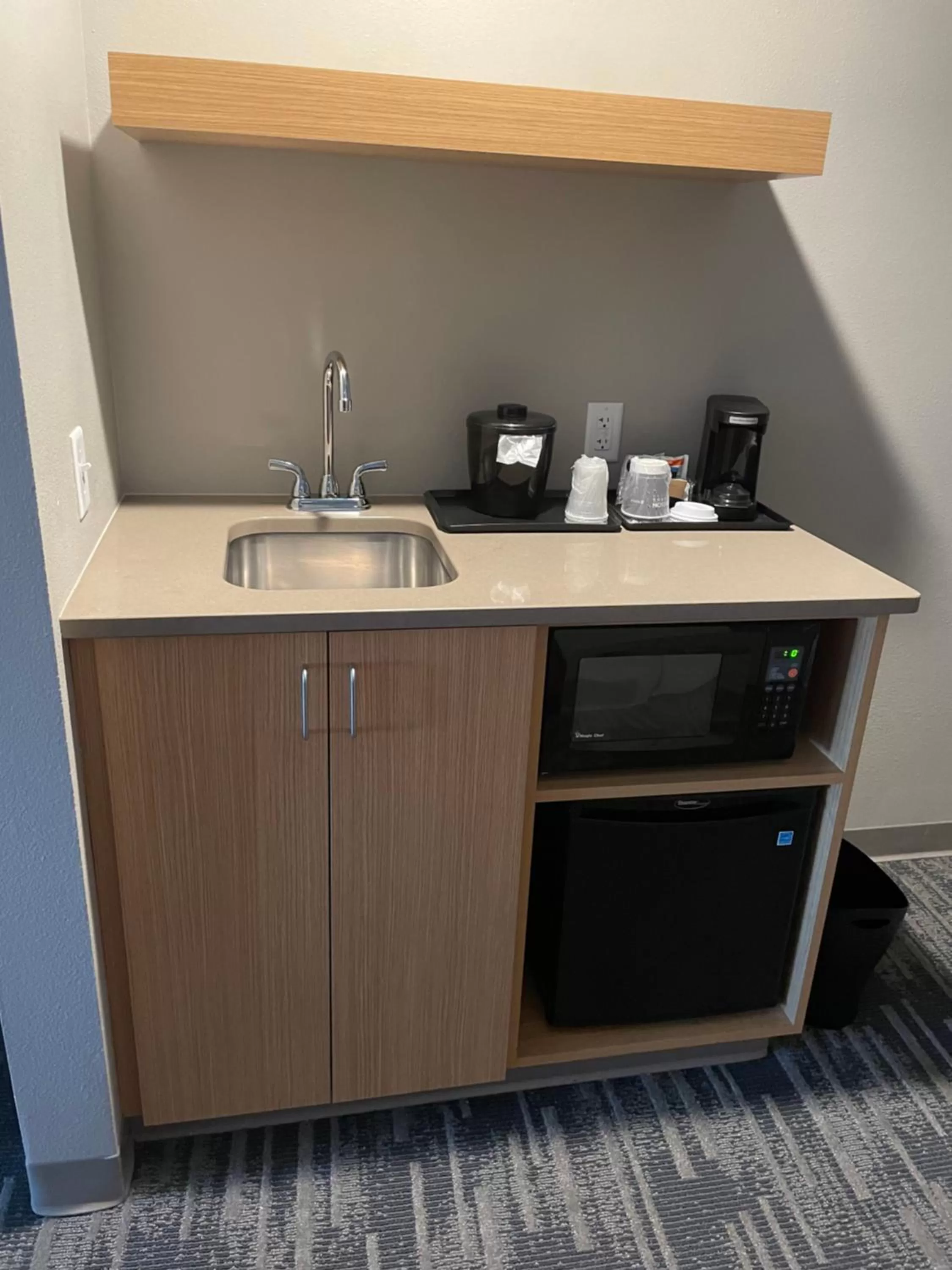 Coffee/tea facilities in Country Inn & Suites by Radisson, Madison, WI