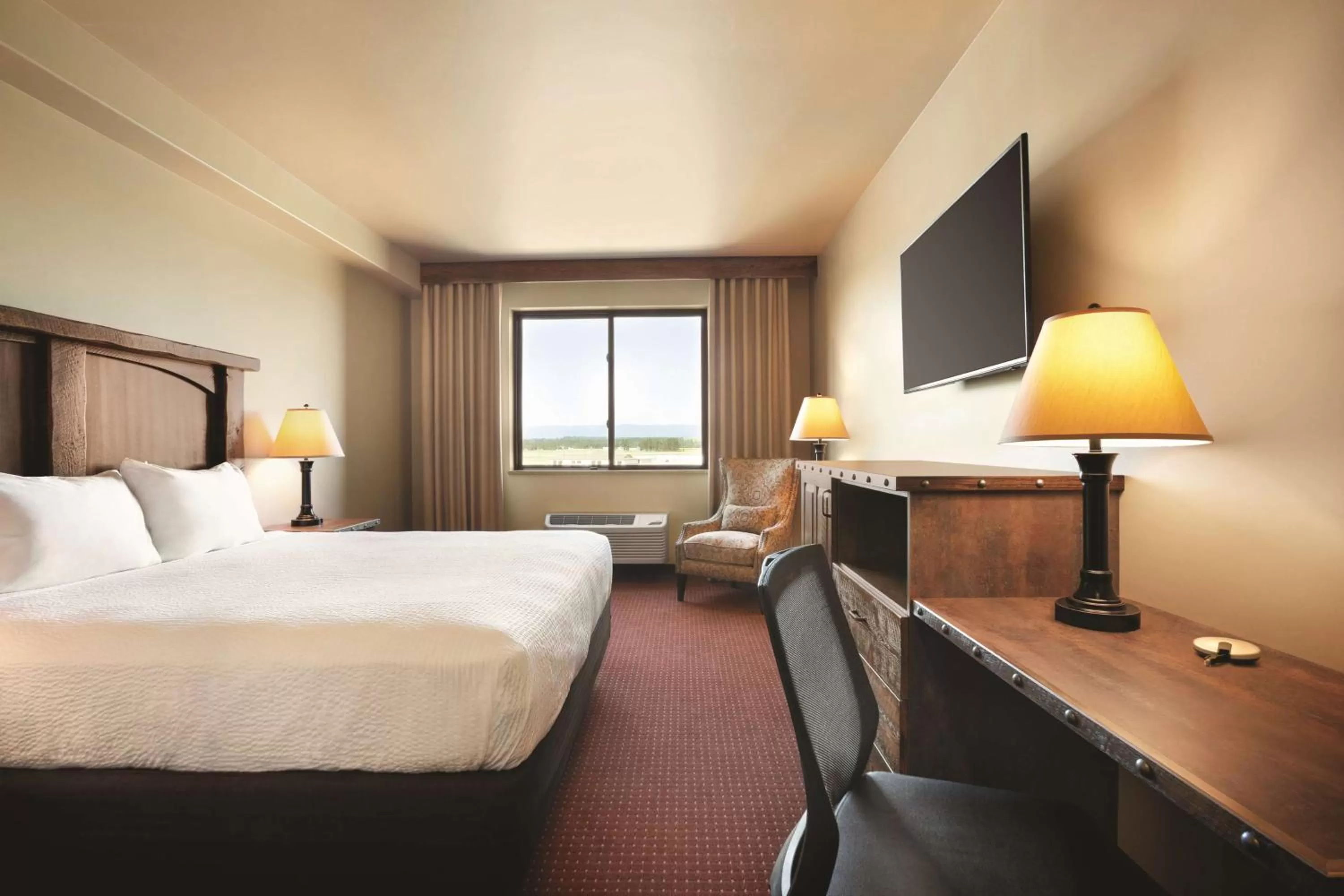 Photo of the whole room, Bed in Glacier International Lodge