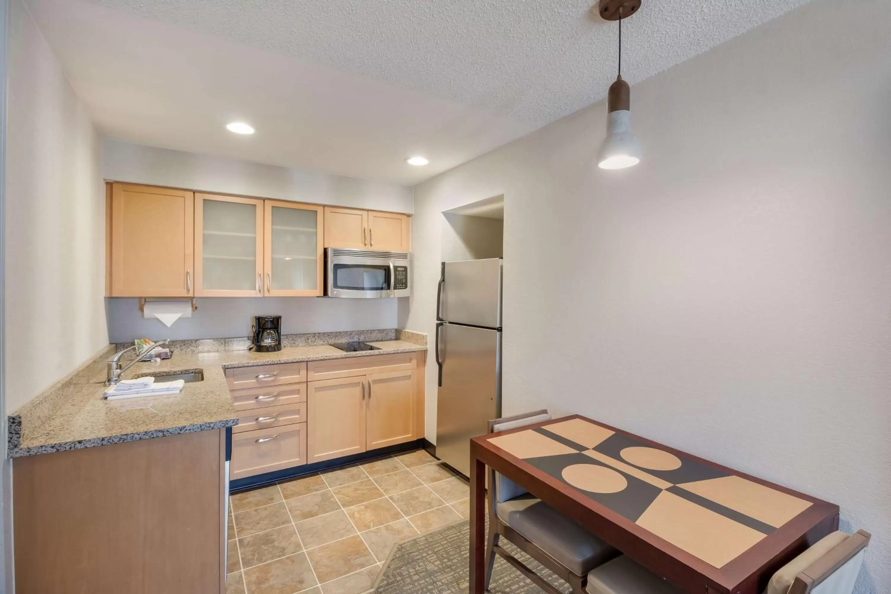 Kitchen or kitchenette in Sonesta ES Suites Huntington Beach Fountain Valley