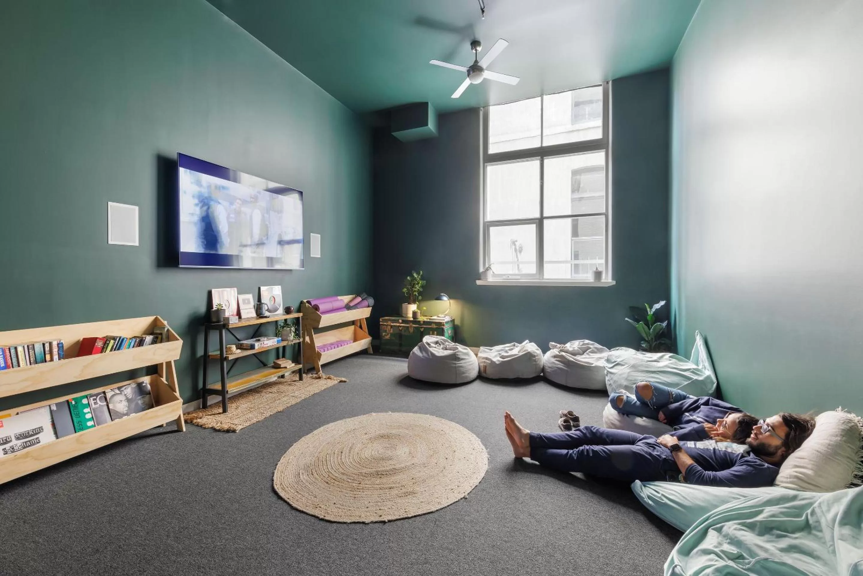 Communal lounge/ TV room, Bed in Bounce Melbourne