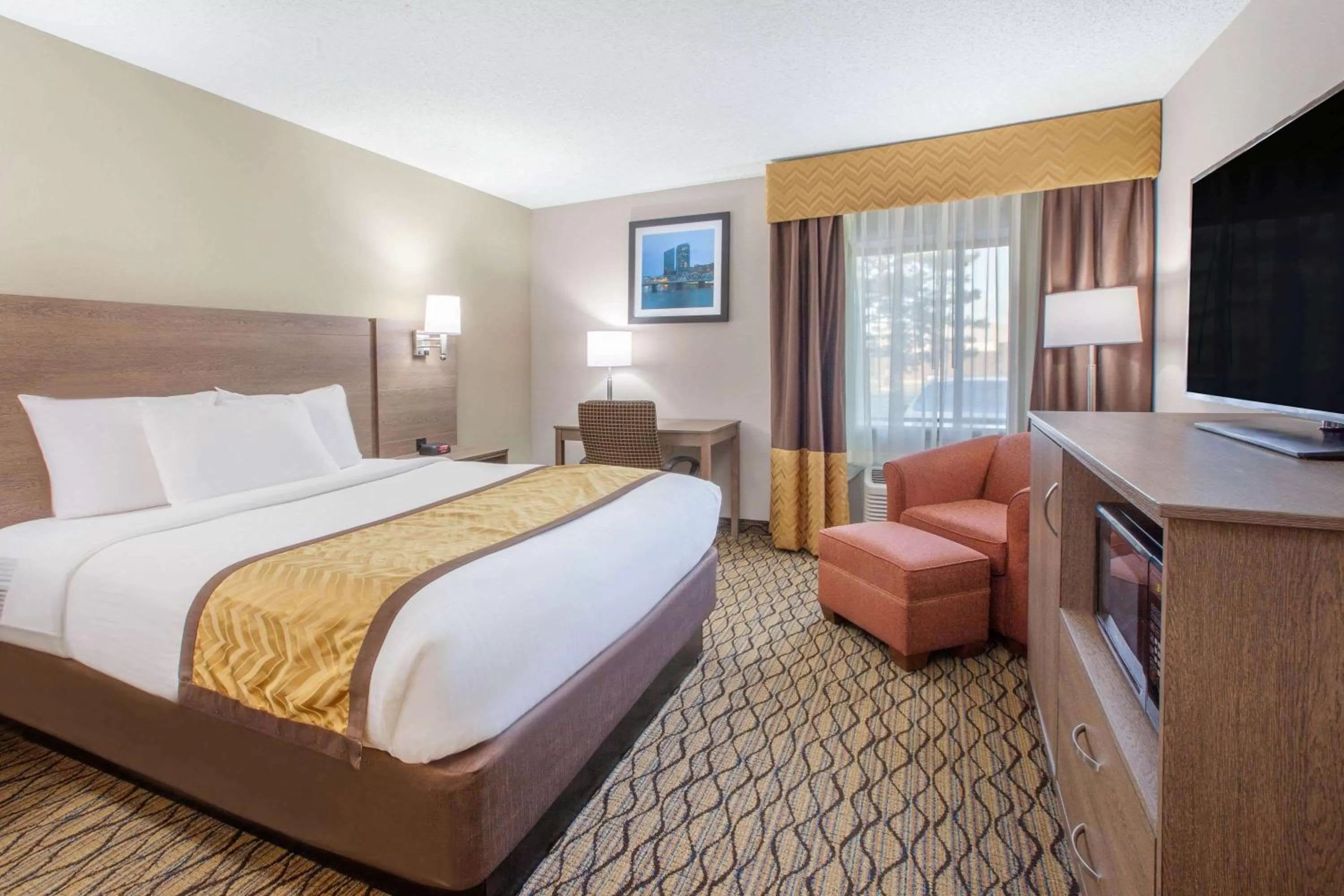Photo of the whole room, Bed in Baymont by Wyndham Grand Rapids Airport