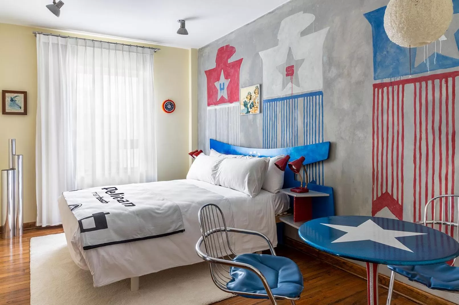 Photo of the whole room, Bed in Pelican Hotel