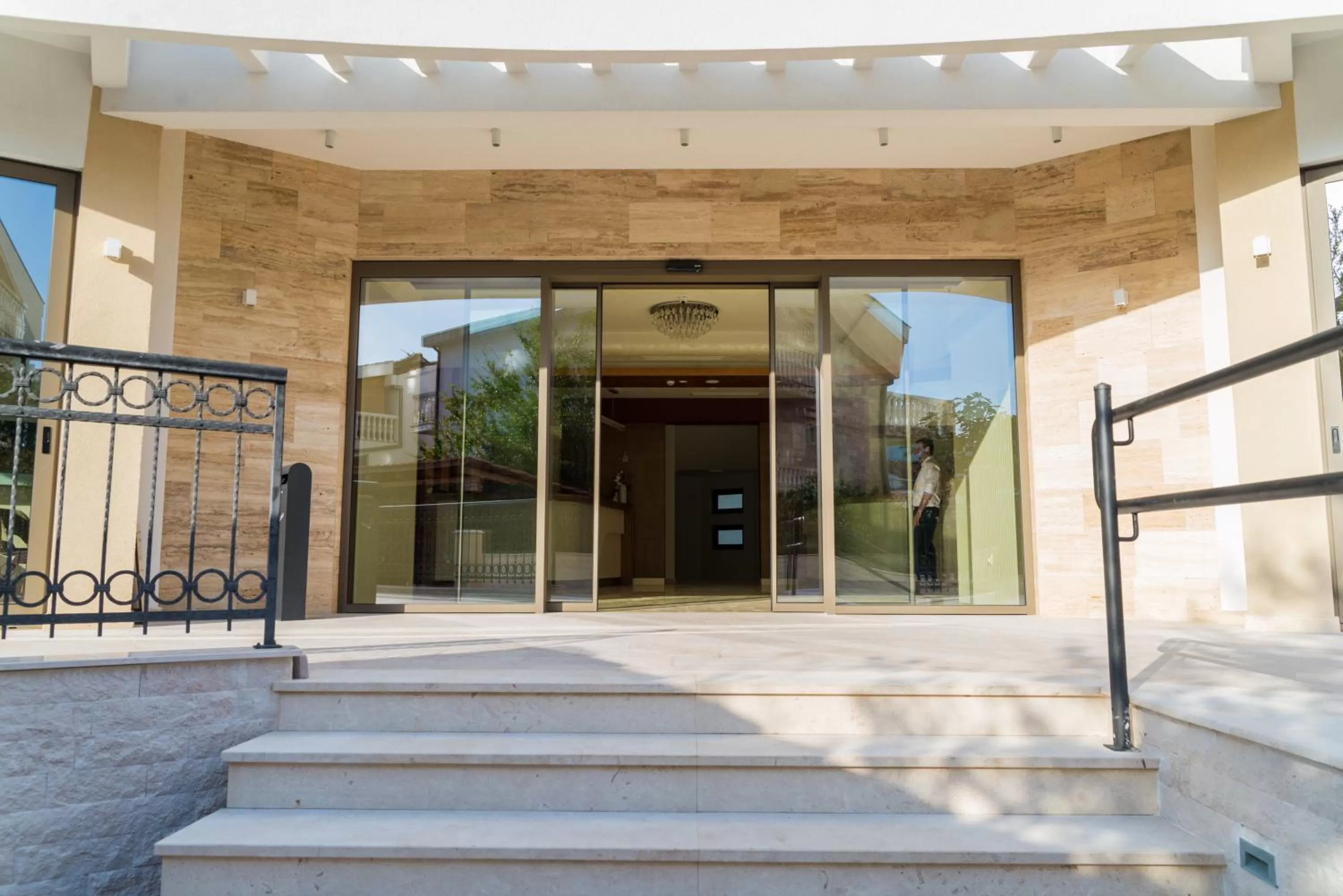 Facade/entrance in Hotel Kadmo by Aycon