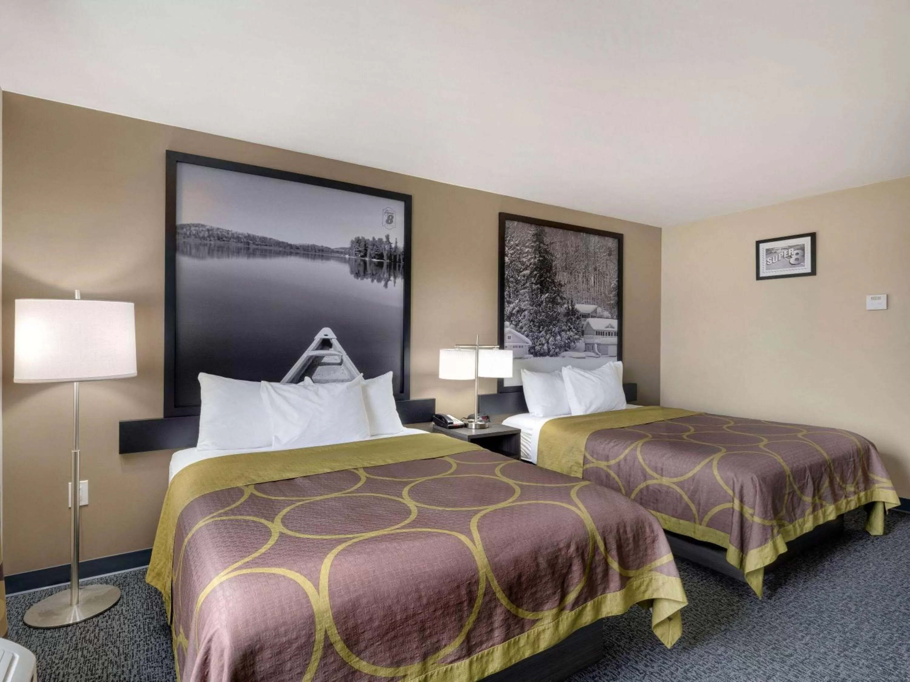 Photo of the whole room, Bed in Super 8 by Wyndham Moosonee