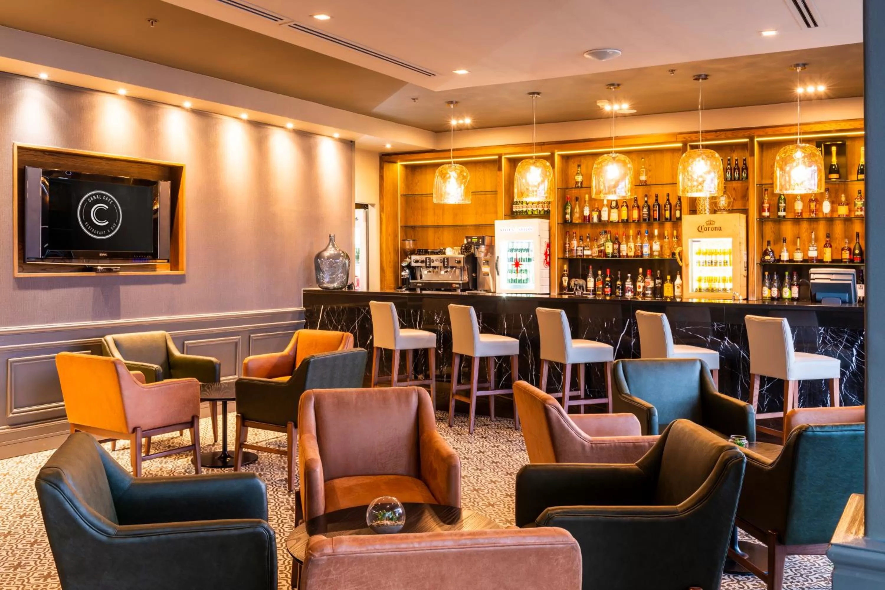 Restaurant/places to eat in aha Harbour Bridge Hotel & Suites