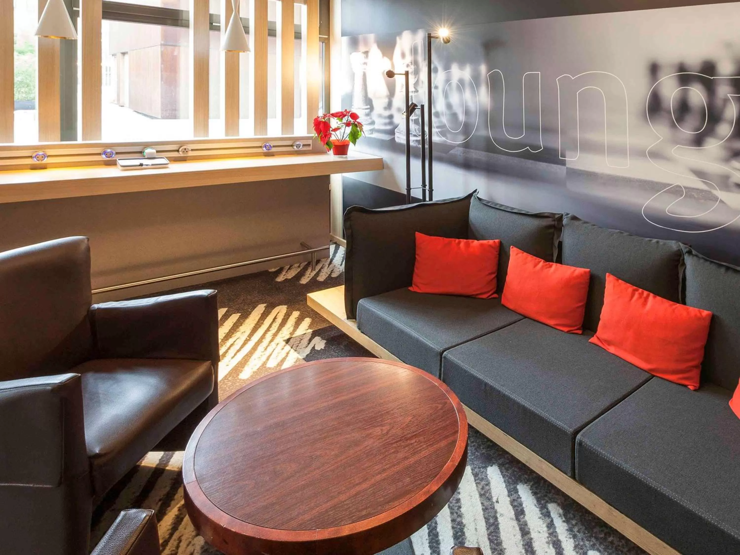 Lounge or bar in Ibis Aéroport Bâle Mulhouse