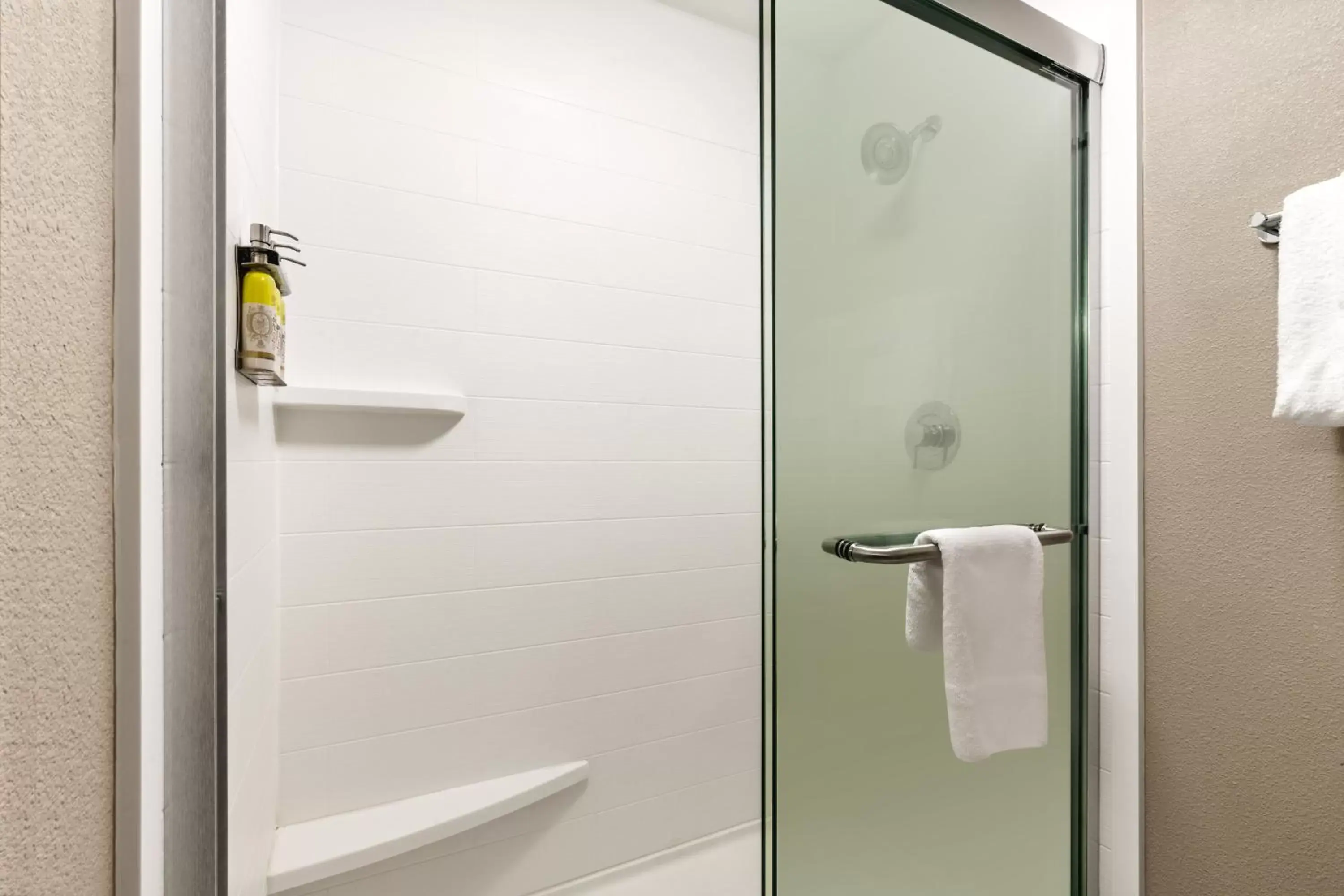 King With Soaking Tub - Non-Smoking in Holiday Inn Express Portland SE - Clackamas Area, an IHG Hotel King With Soaking Tub - Non-Smoking in Holiday Inn Express Portland SE - Clackamas Area, an IHG Hotel