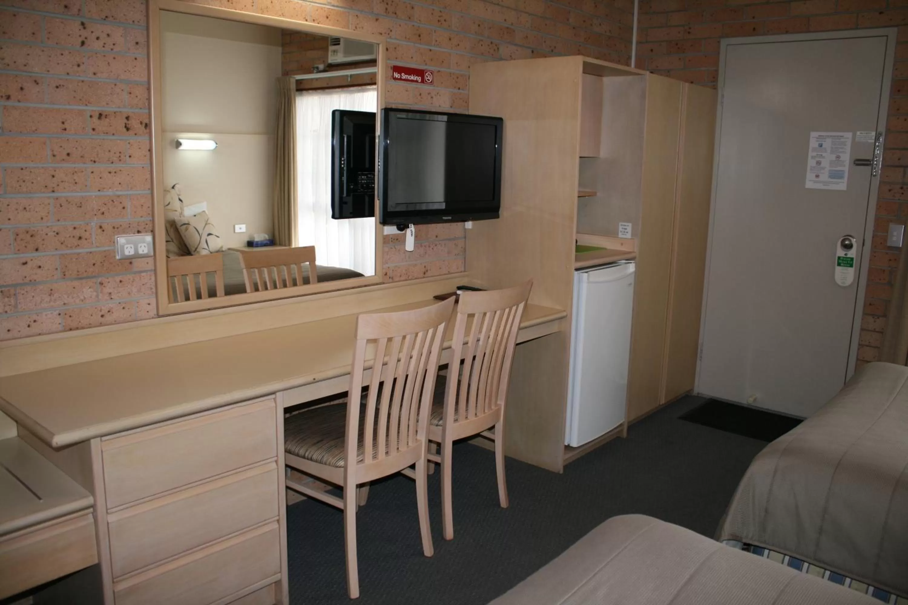 TV and multimedia in Marriott Park Motel