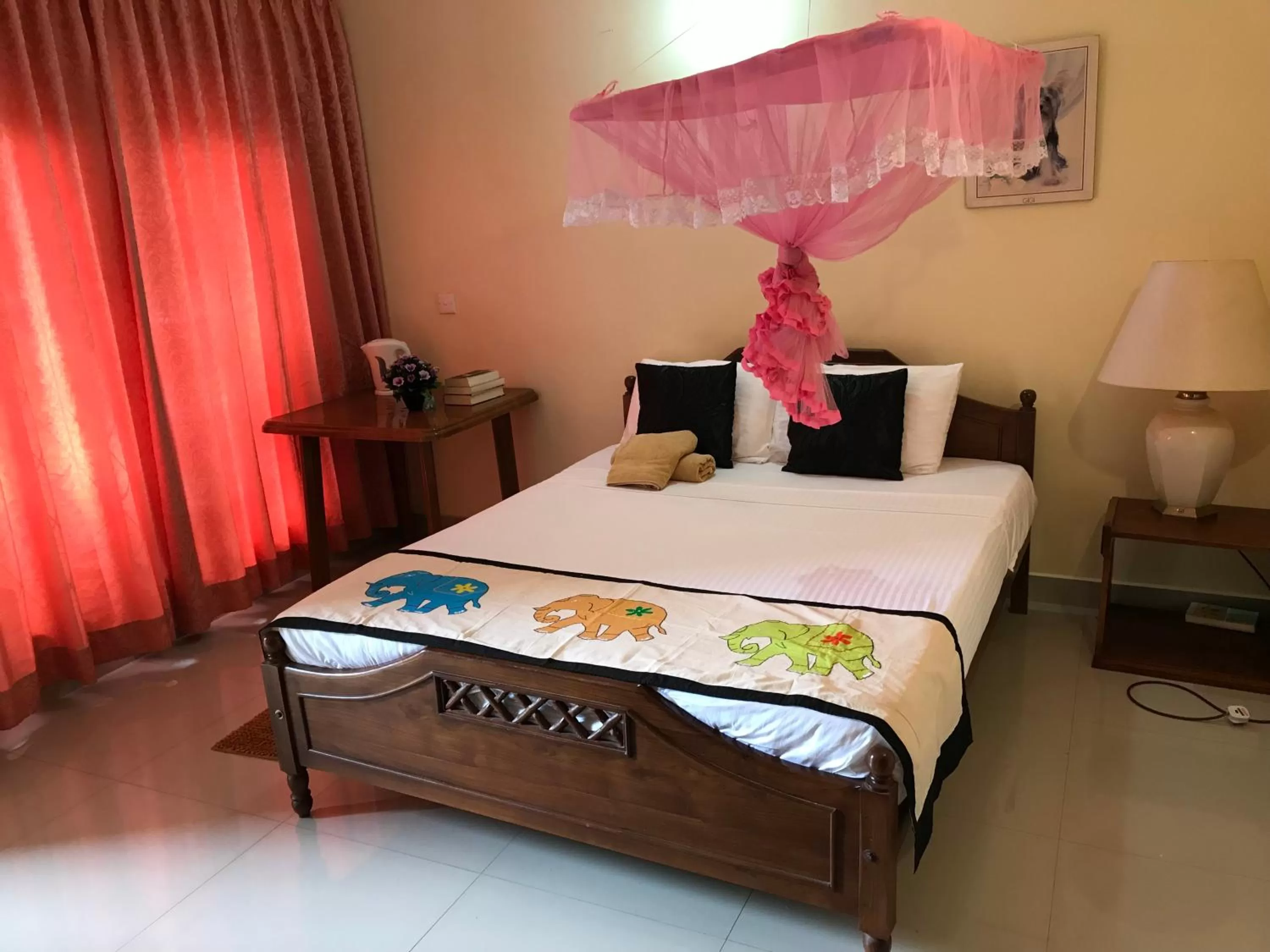 Photo of the whole room, Bed in Resort Beam