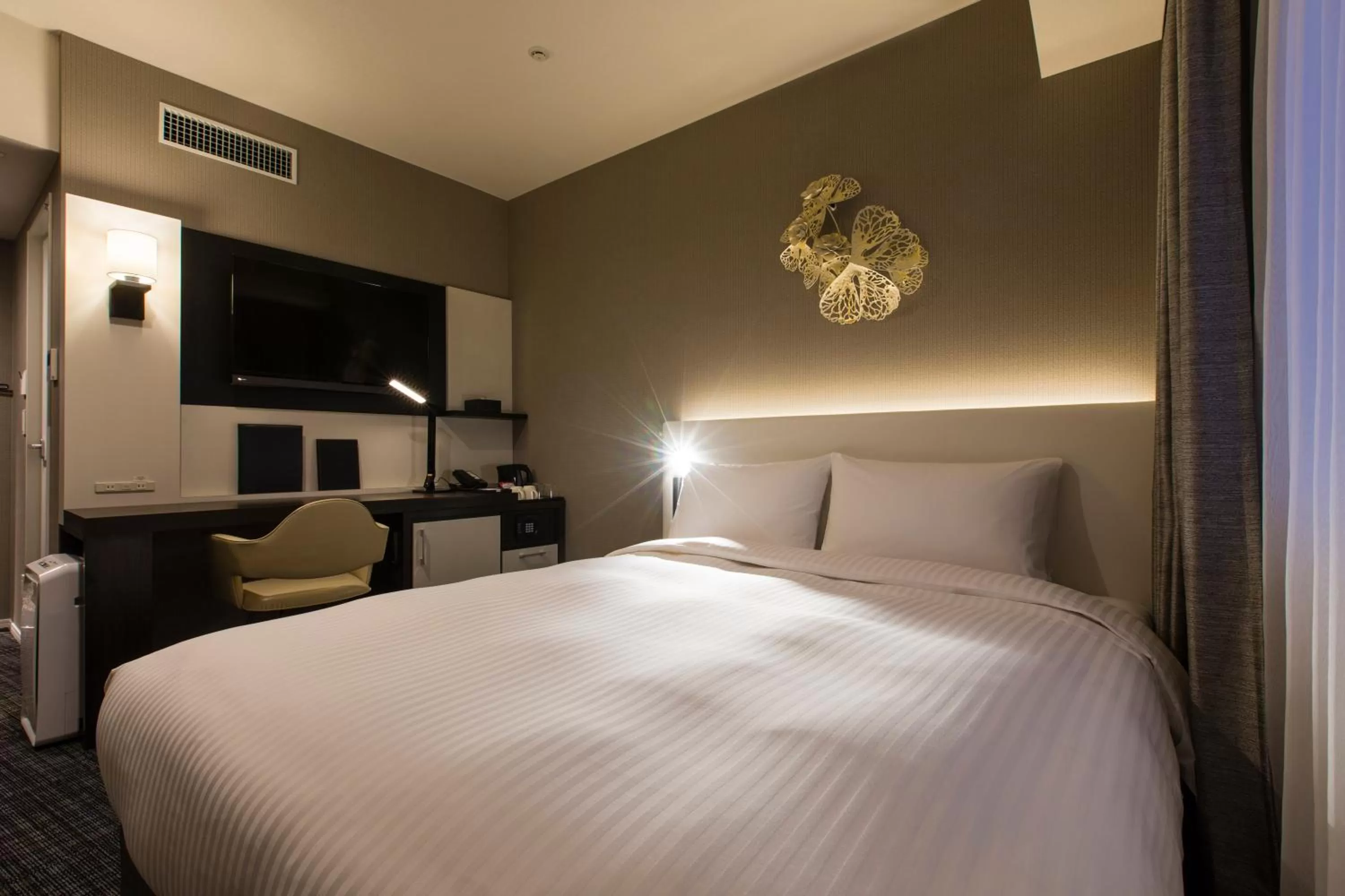 Bedroom, Bed in Premier Hotel -CABIN PRESIDENT- Osaka